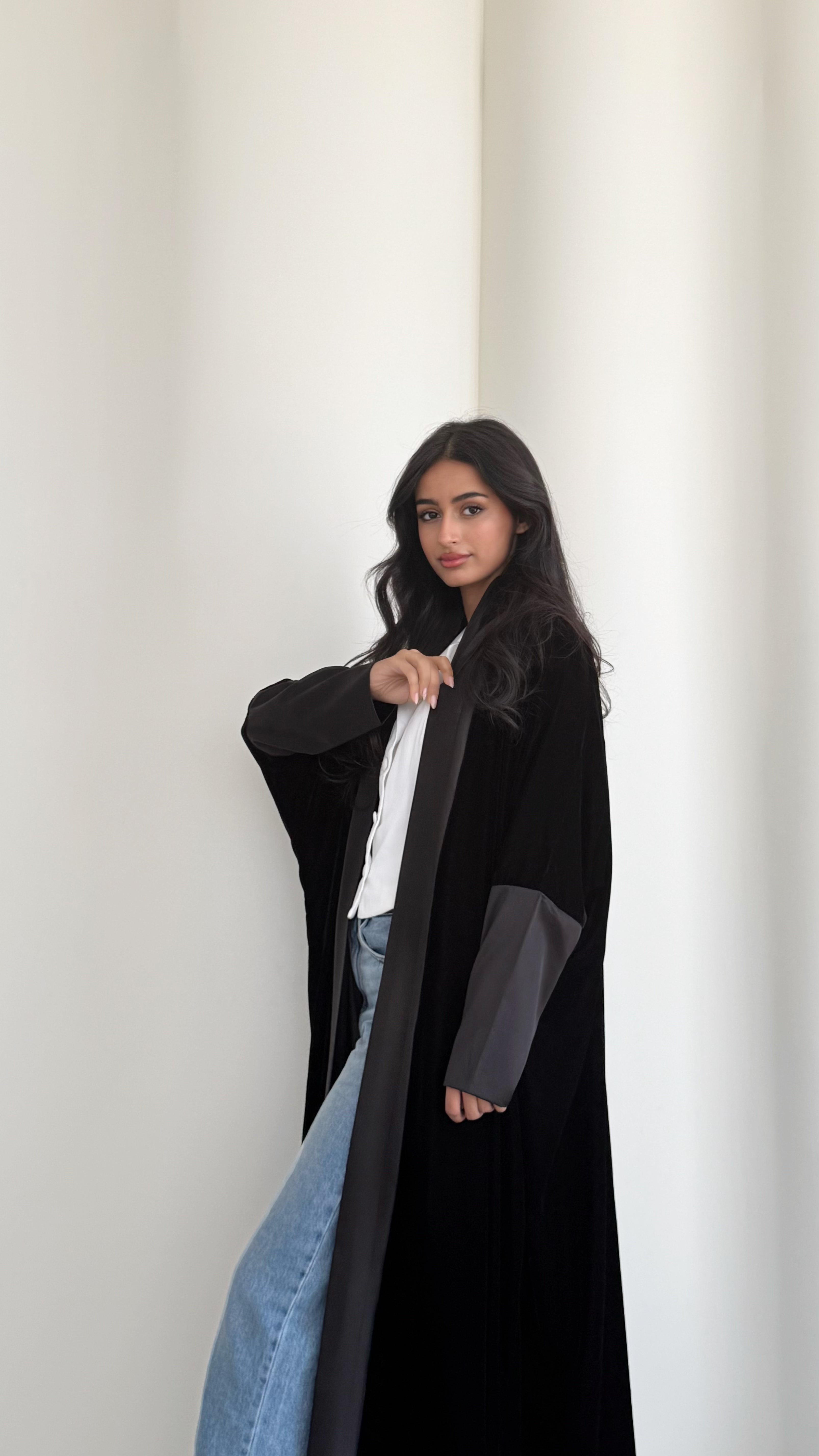 MWT396 - عباية شتوية مخمل مع تدخيله ساتان  اسود