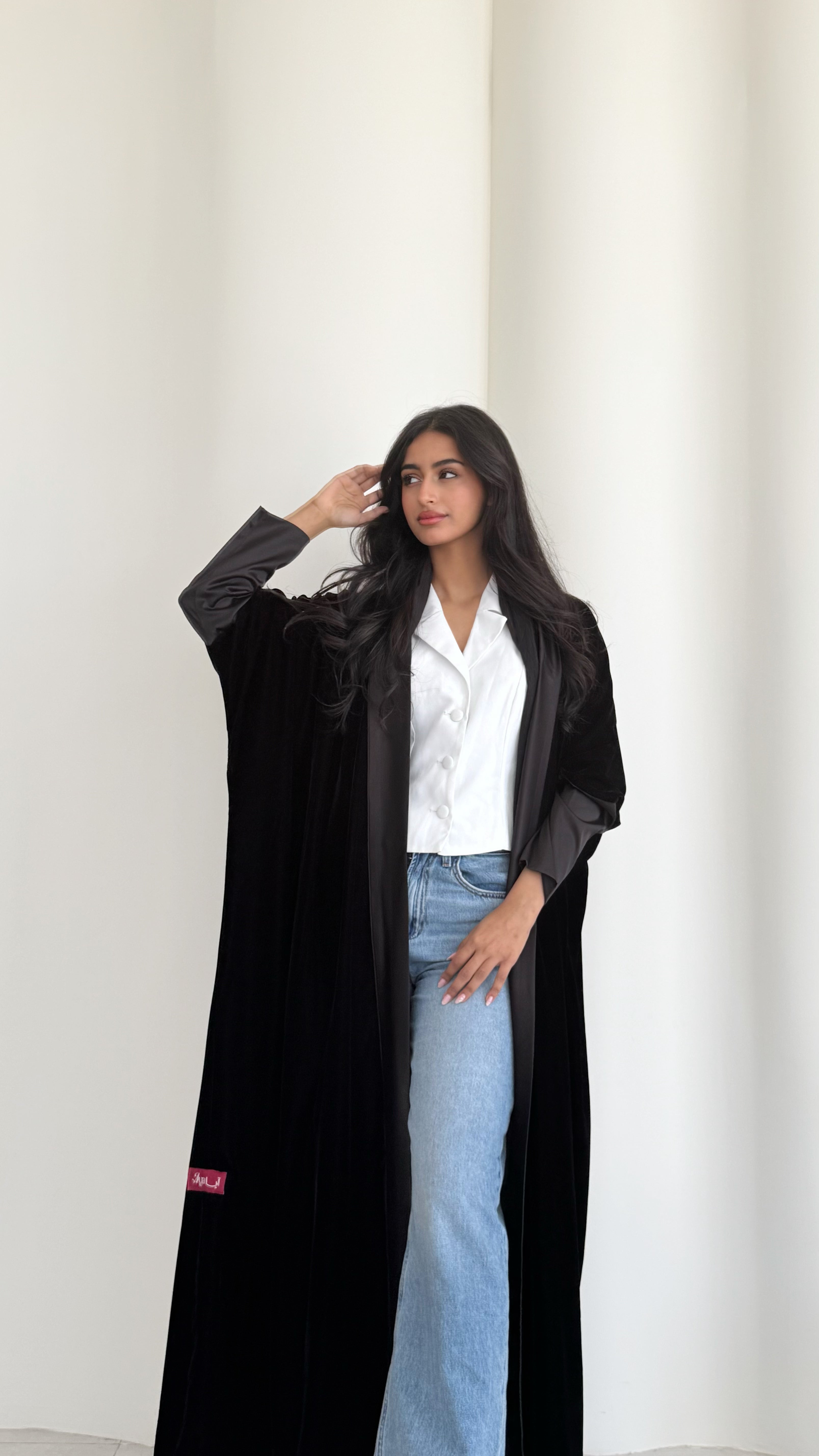 MWT396 - عباية شتوية مخمل مع تدخيله ساتان  اسود