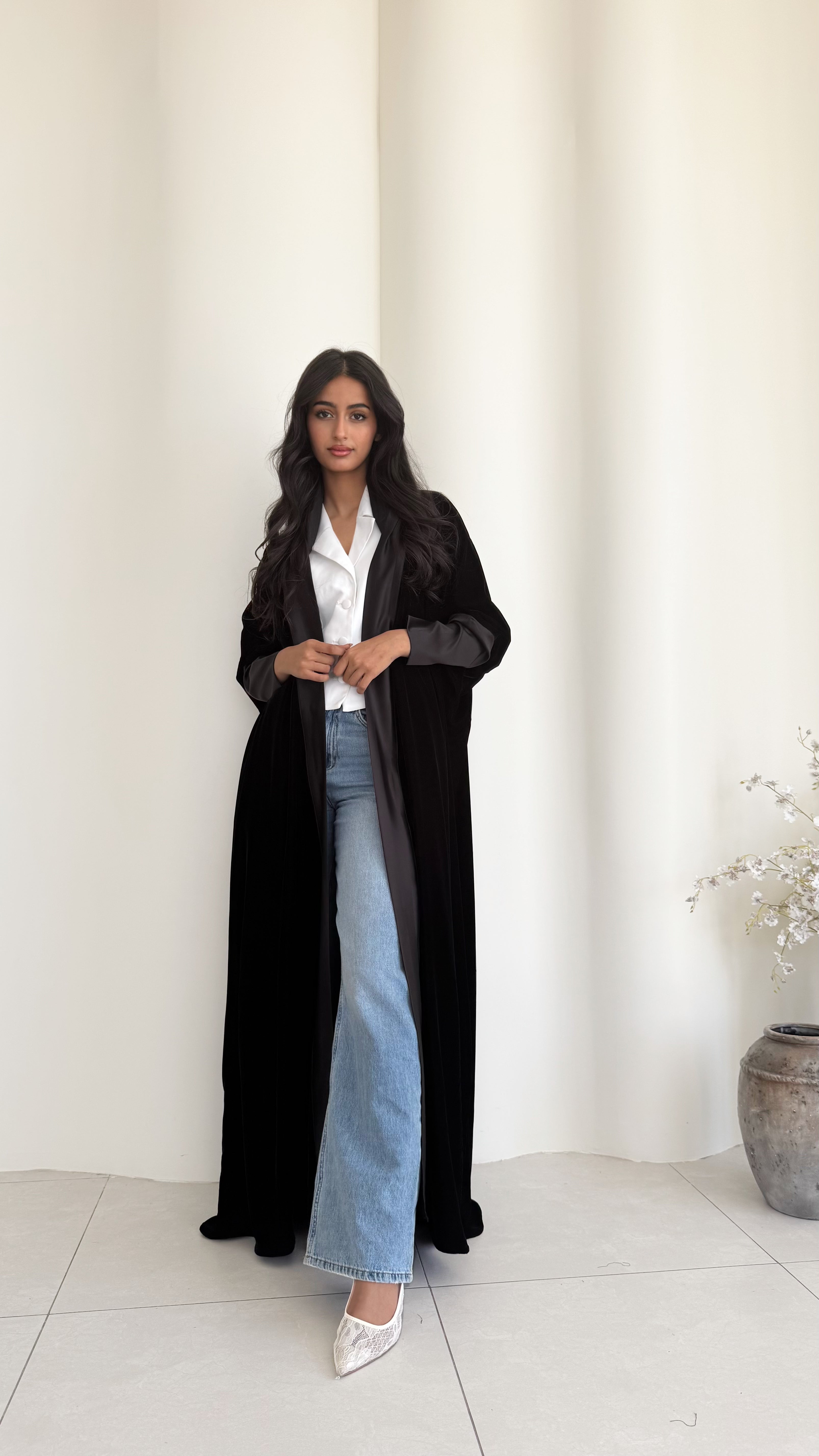 MWT396 - عباية شتوية مخمل مع تدخيله ساتان  اسود