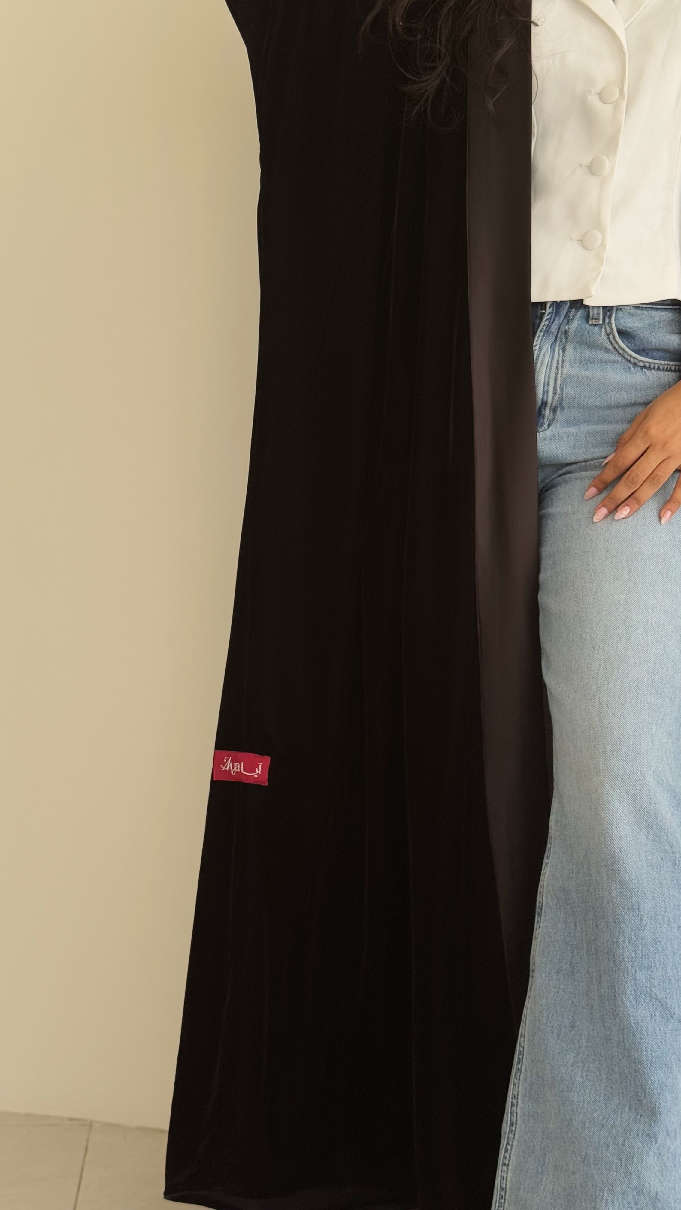 MWT396 - عباية شتوية مخمل مع تدخيله ساتان  اسود