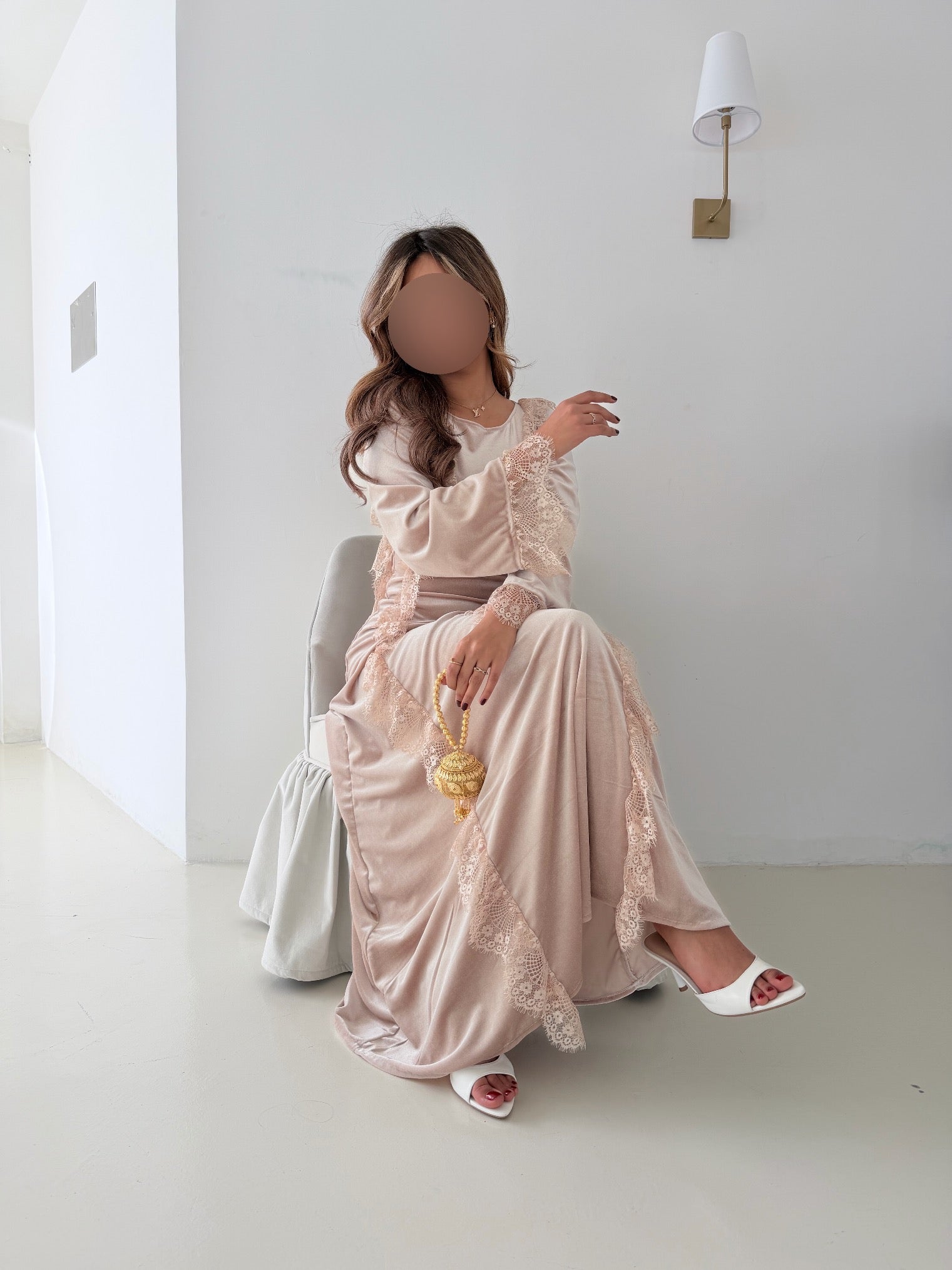 MWJ033 - جلابية مخمل سترتش بيج و كلفة دانتيل بيج - Aya