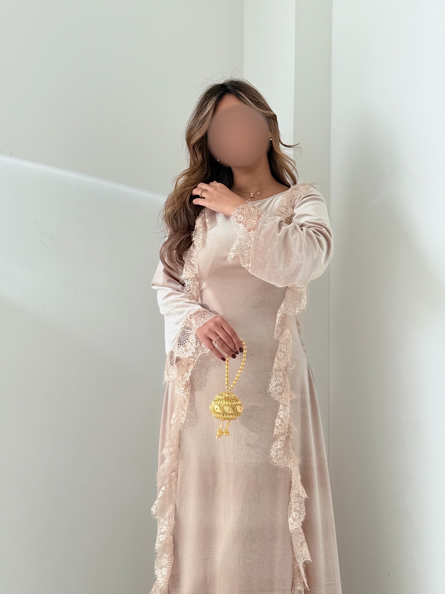 MWJ033 - جلابية مخمل سترتش بيج و كلفة دانتيل بيج - Aya