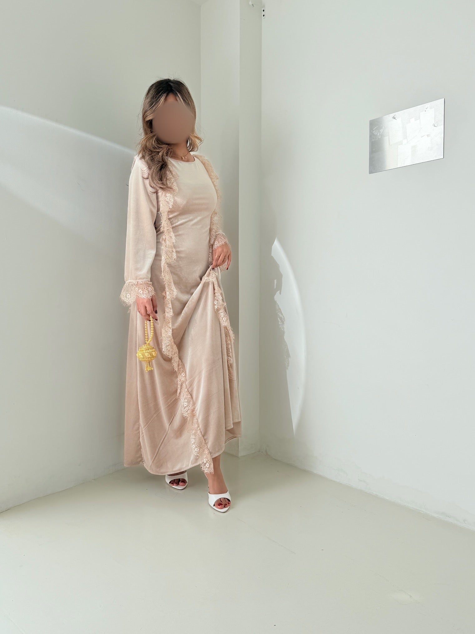 MWJ033 - جلابية مخمل سترتش بيج و كلفة دانتيل بيج - Aya