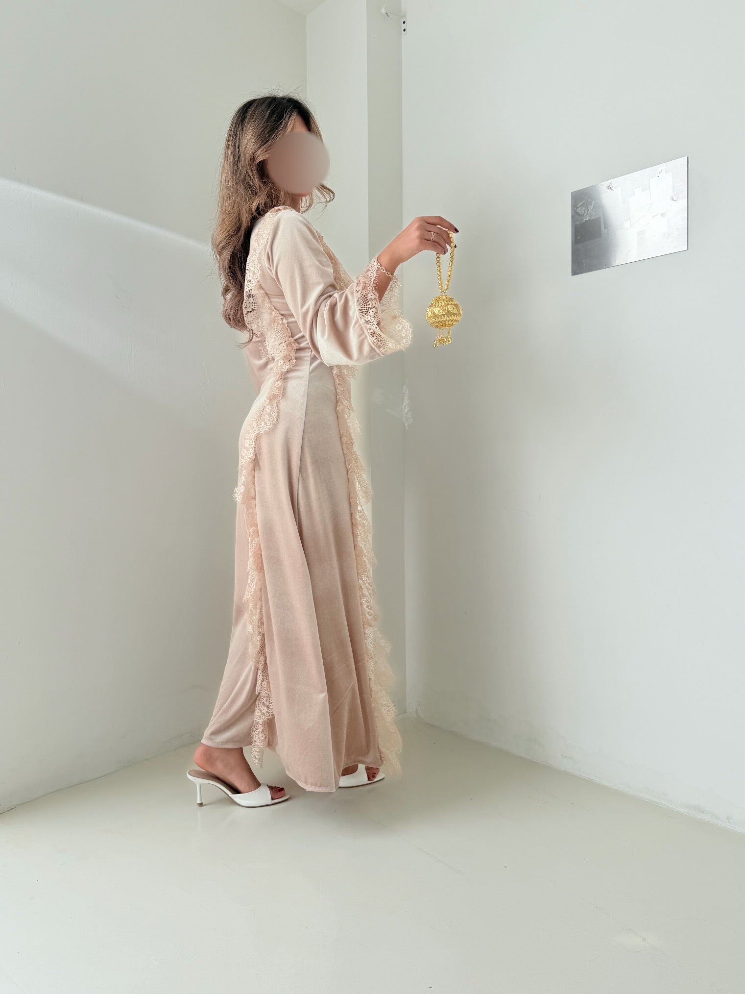 MWJ033 - جلابية مخمل سترتش بيج و كلفة دانتيل بيج - Aya