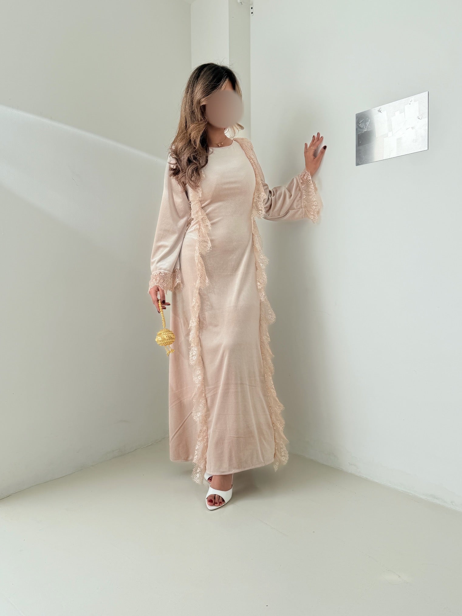 MWJ033 - جلابية مخمل سترتش بيج و كلفة دانتيل بيج - Aya