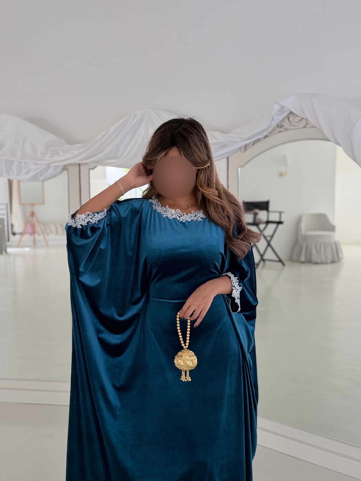 MWJ035 - جلابية مخمل ازرق سترتش و كلفة ورد أبيض - Aya