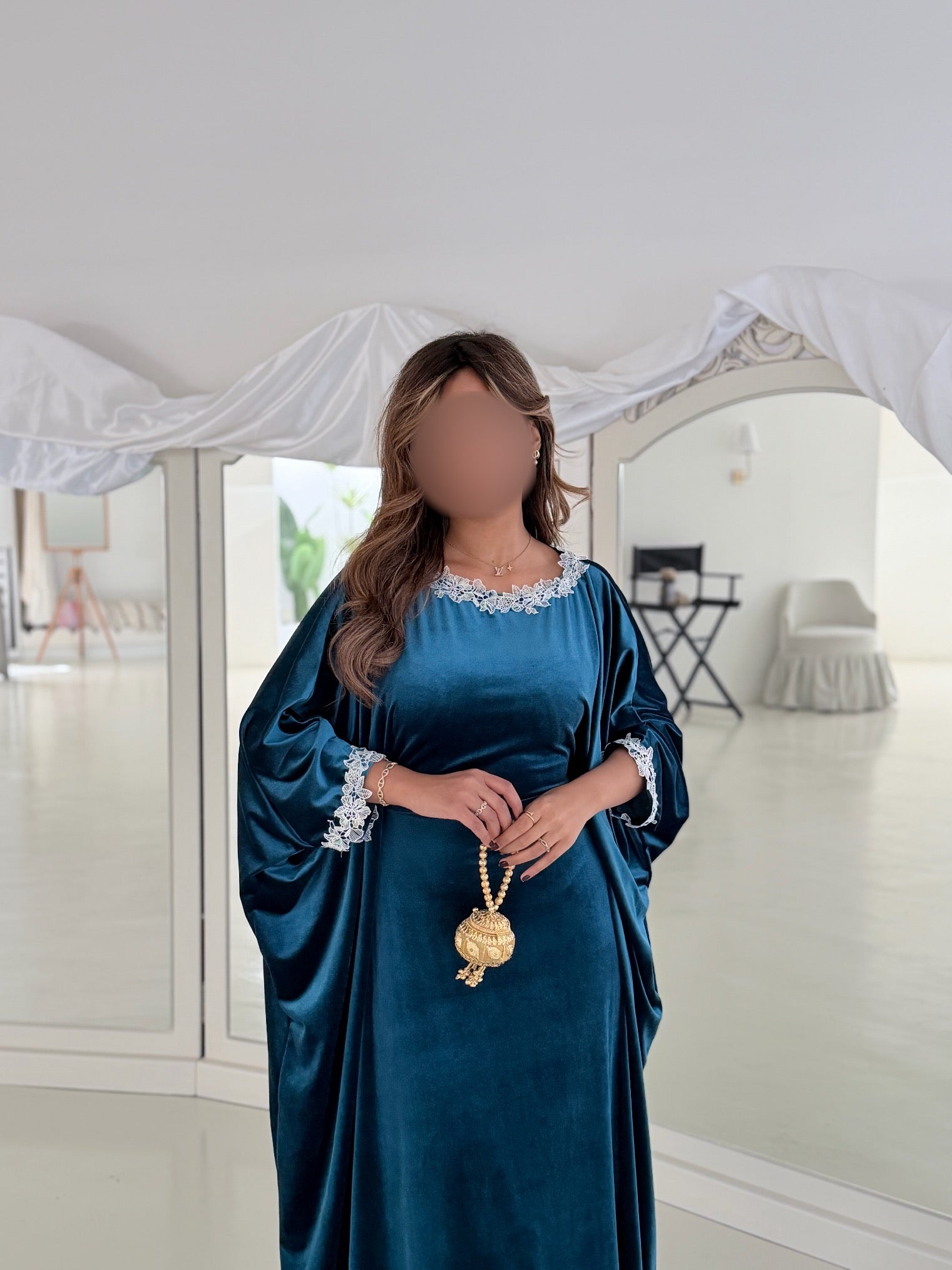 MWJ035 - جلابية مخمل ازرق سترتش و كلفة ورد أبيض - Aya