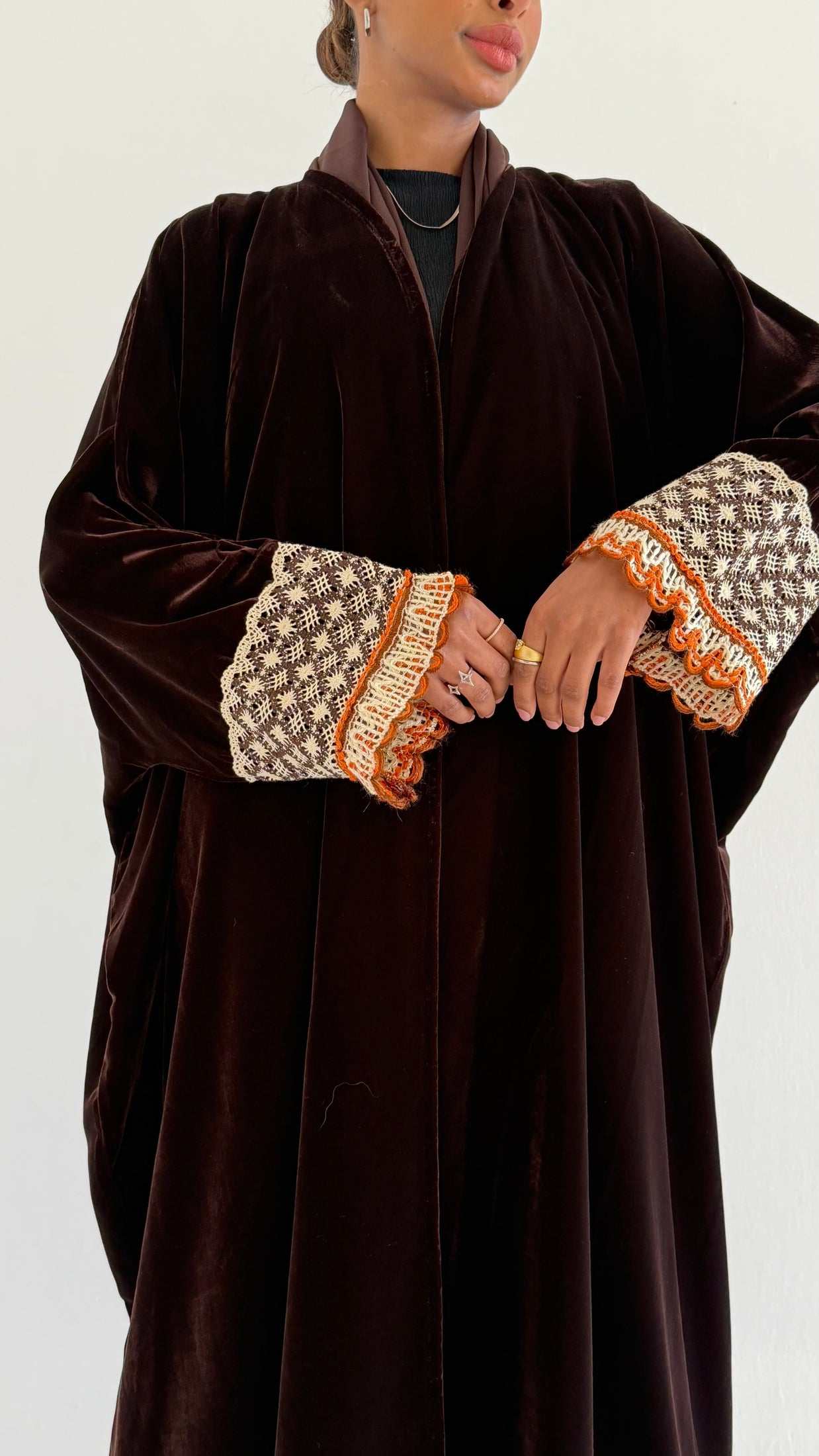 MW2003 -عباية مخمل اس اس مع اضافة الكورشية بالاكمام - Aya