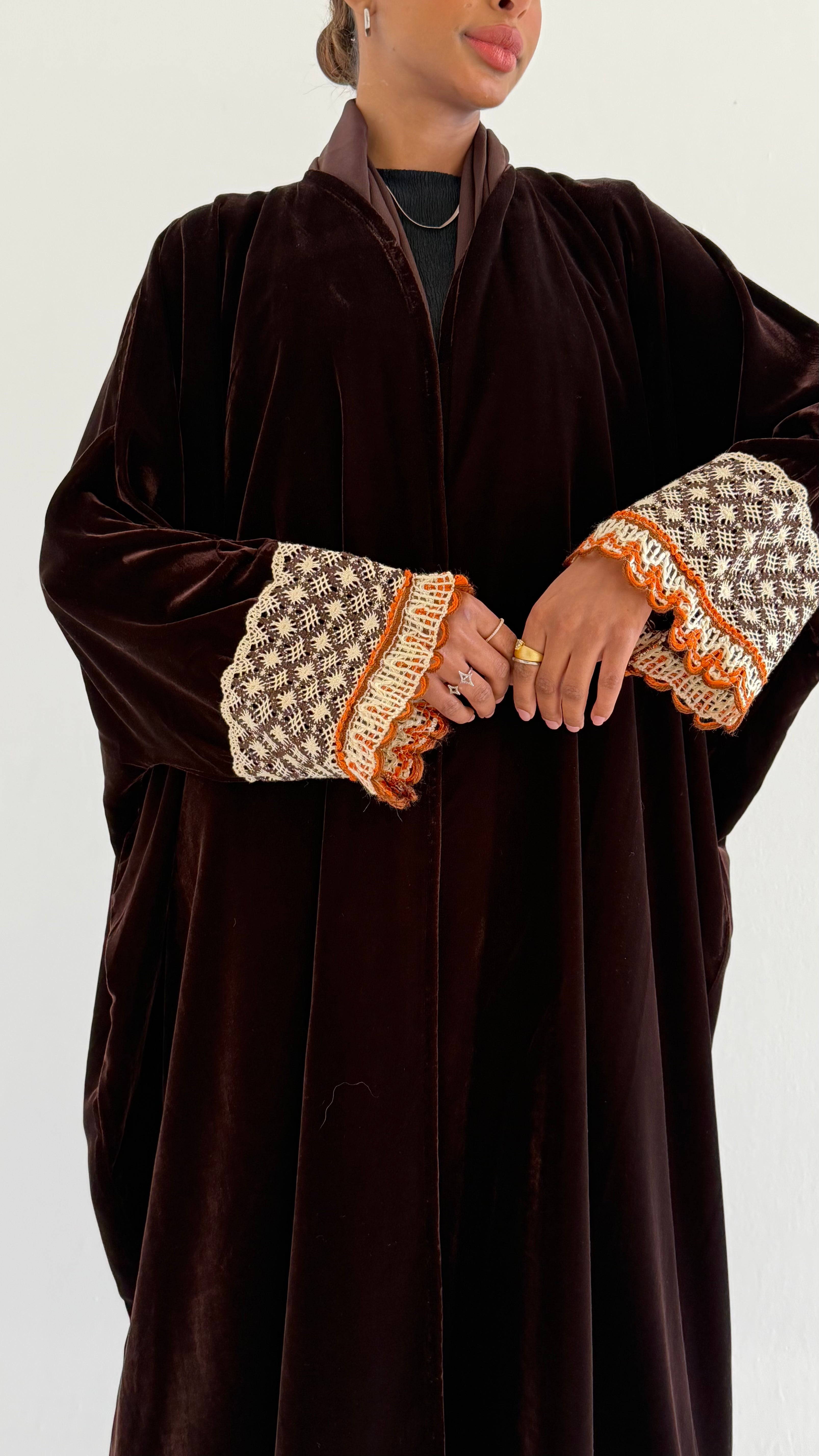 MW2003 -عباية مخمل اس اس مع اضافة الكورشية بالاكمام