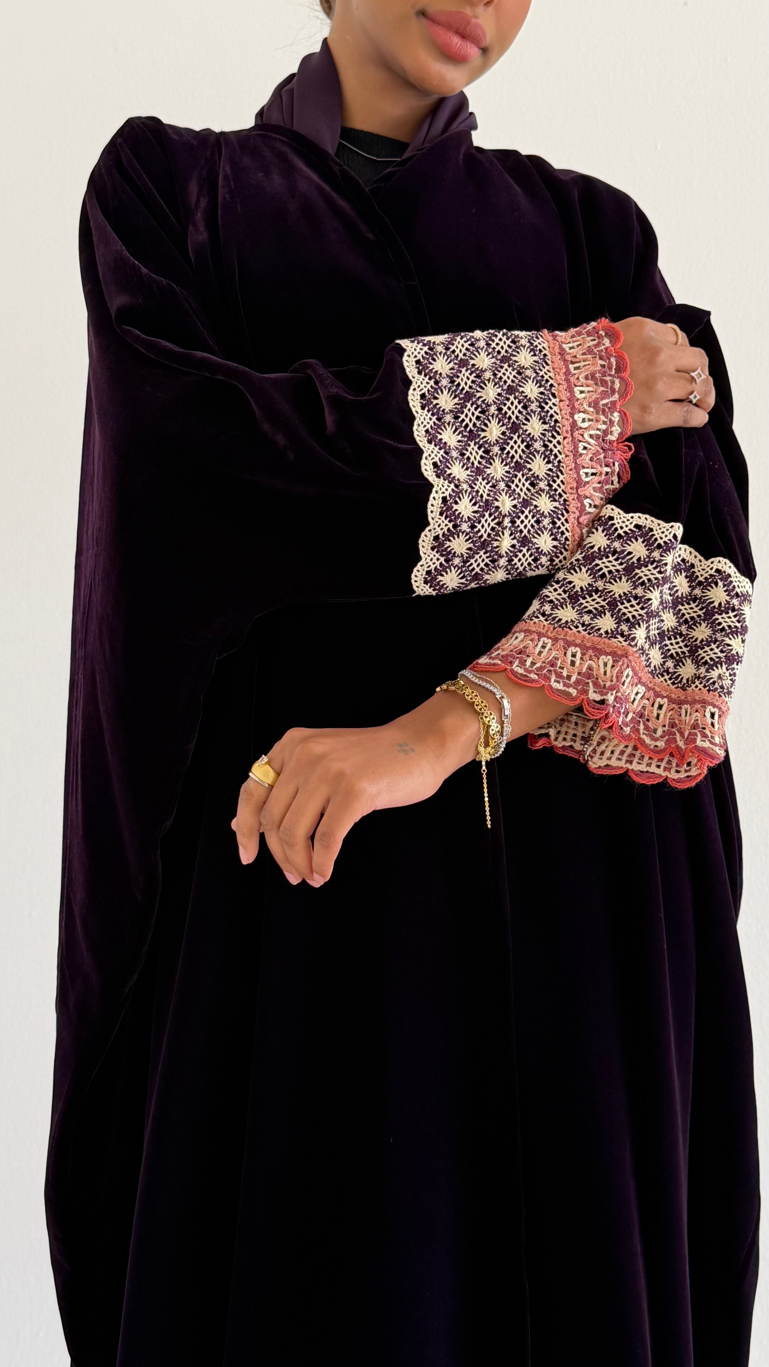 MW2004 -عباية مخمل اس اس مع اضافة الكورشية بالاكمام