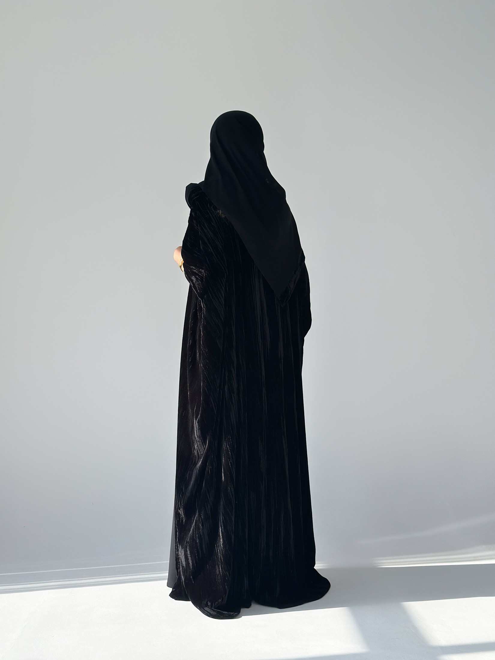 MW1886 - عباية مخمل مع فستان كريب - Aya