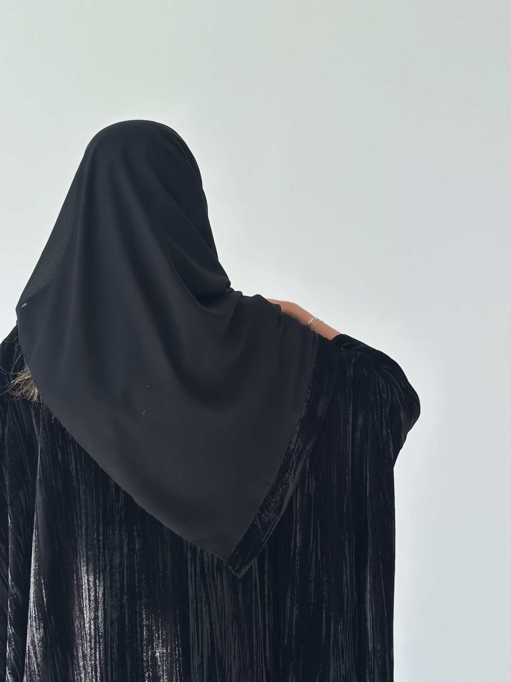 MW1886 - عباية مخمل مع فستان كريب - Aya