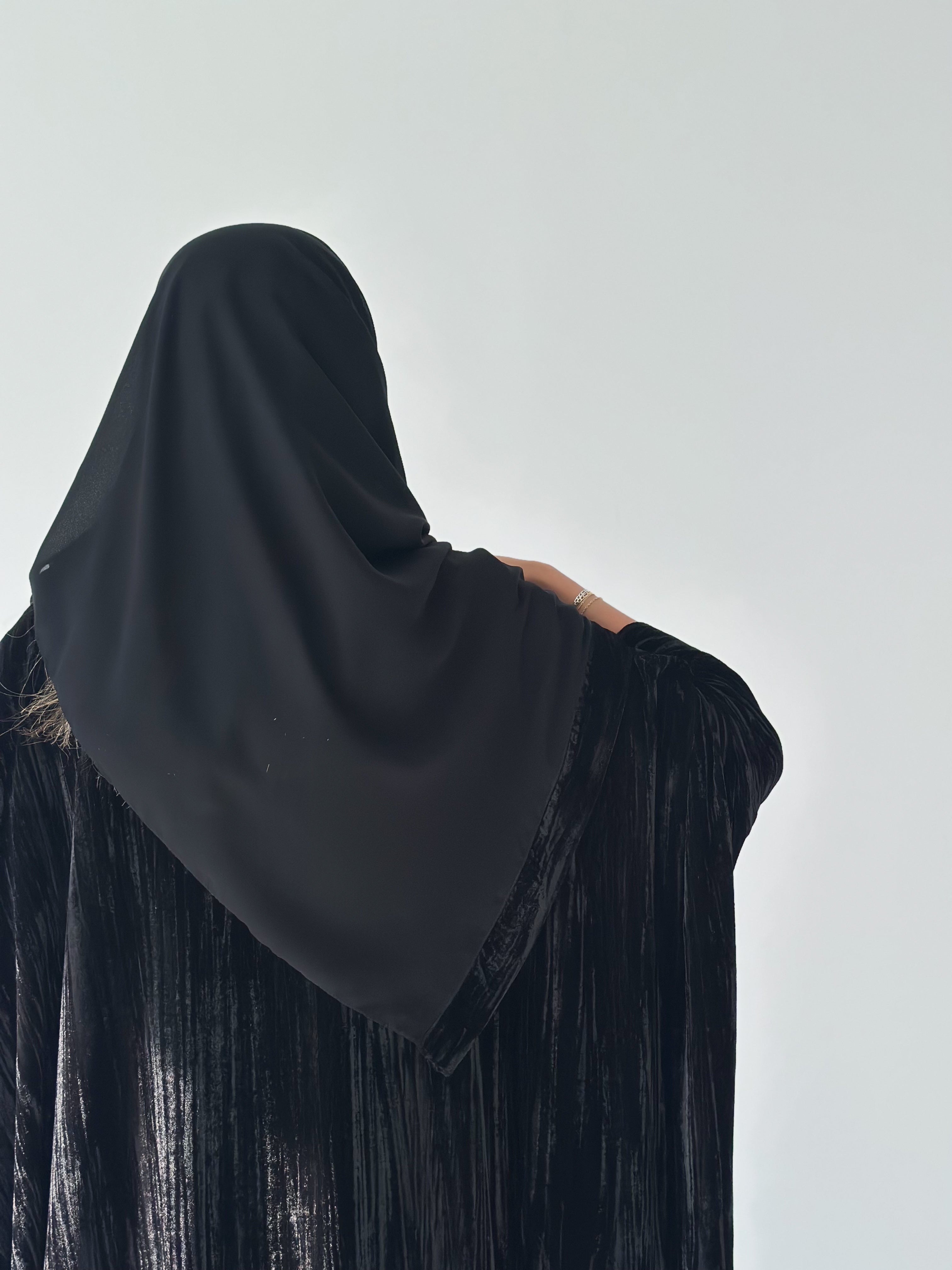 MW1886 - عباية مخمل مع فستان كريب