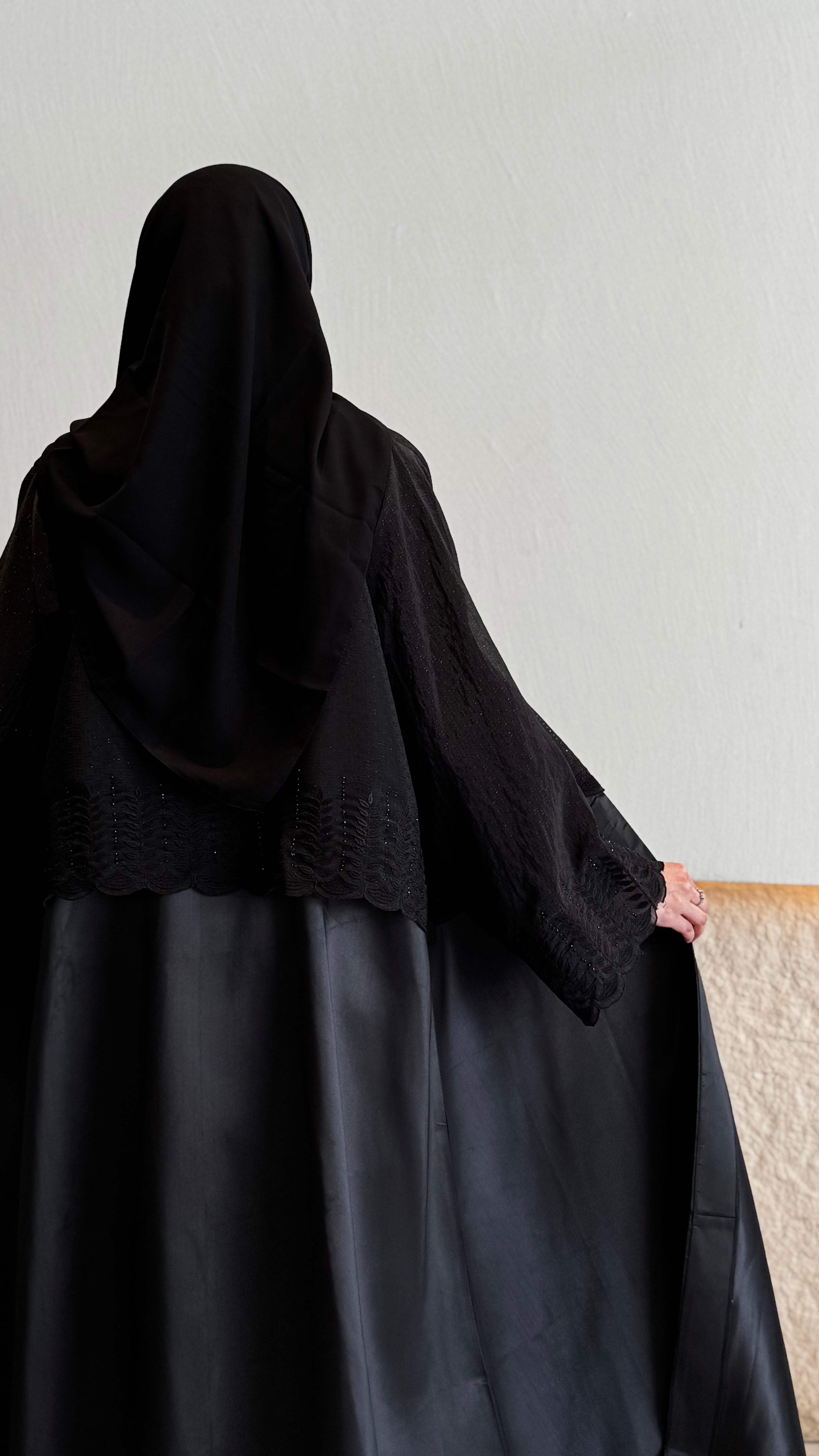 MW1503 - عباية تفتة سوداء مع كم مشغول - Aya