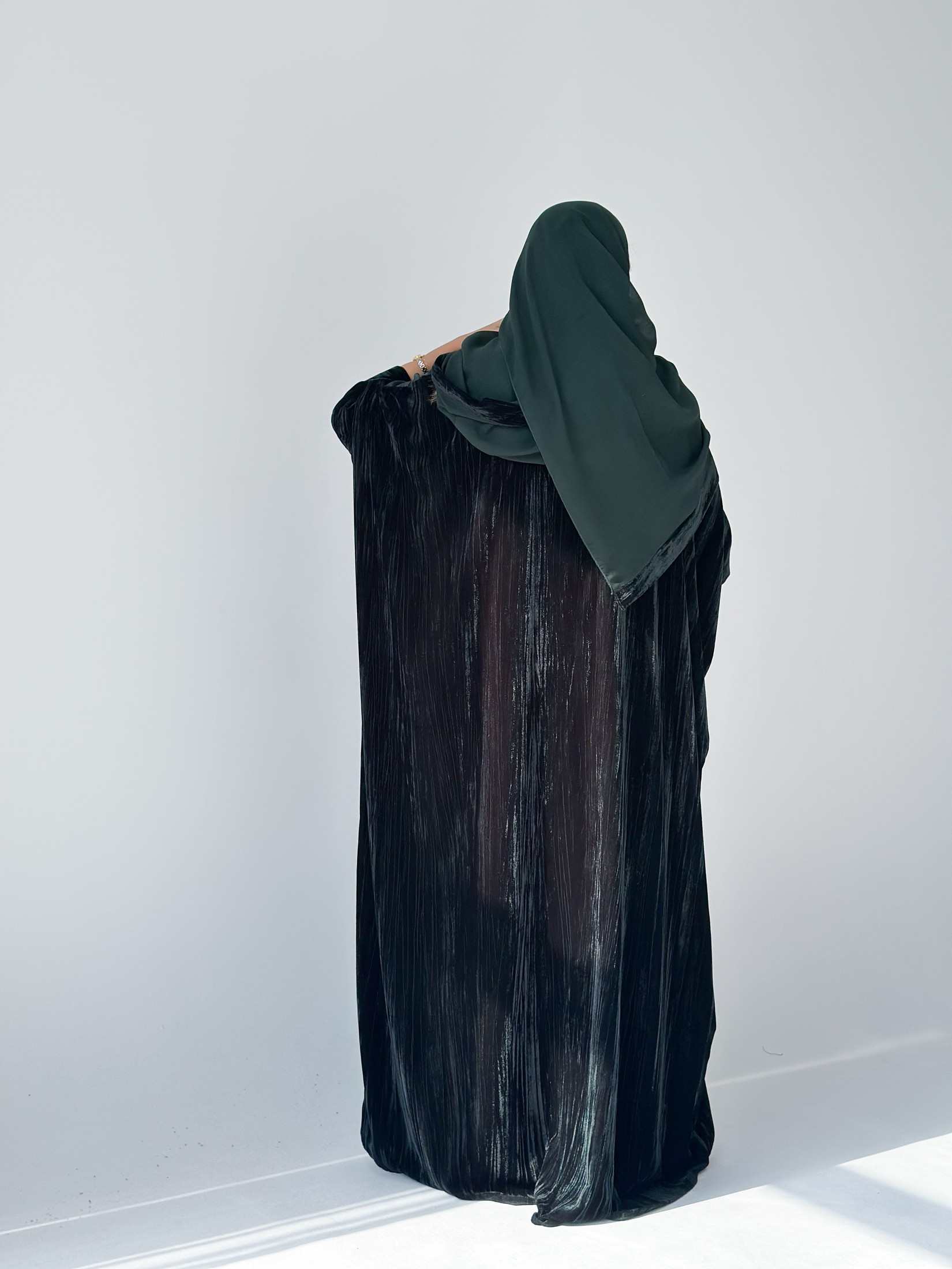 MW1888 - عباية مخمل مع فستان كريب - Aya
