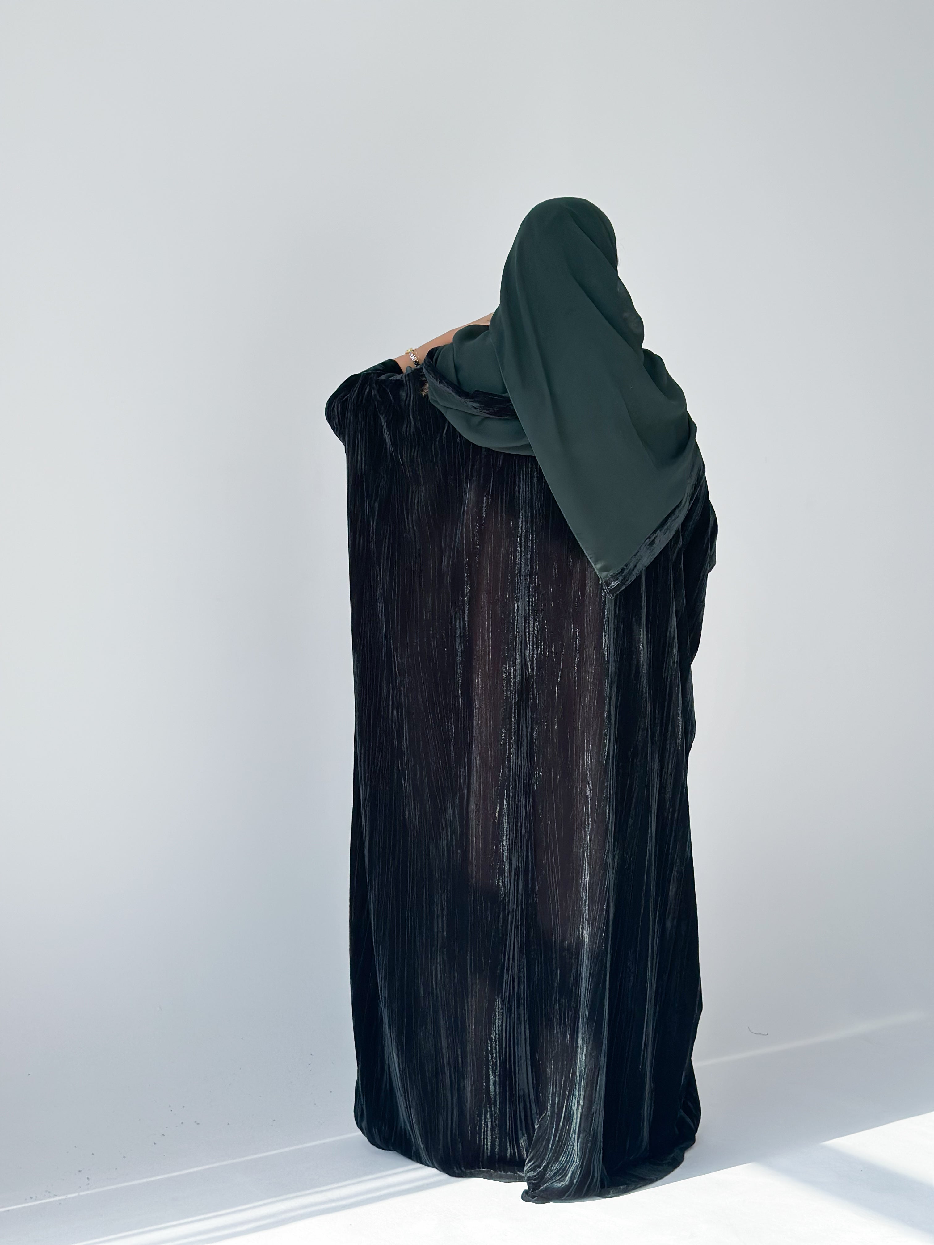 MW1888 - عباية مخمل مع فستان كريب