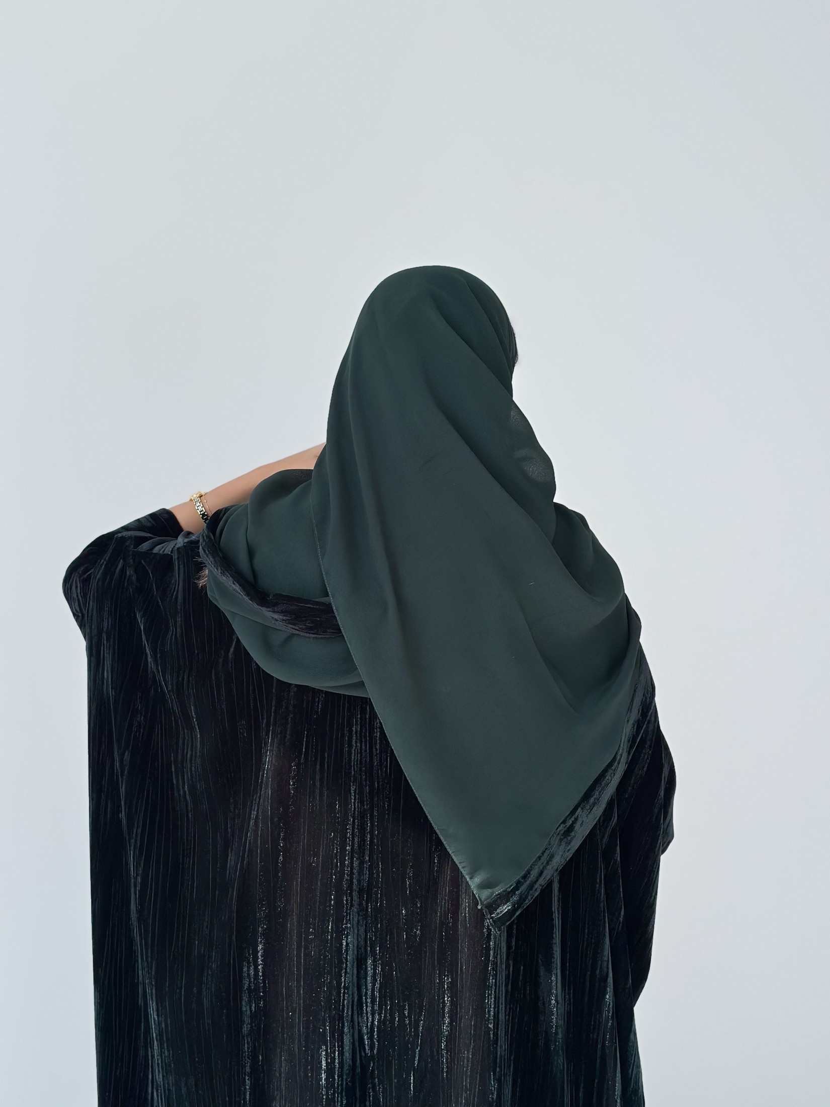 MW1888 - عباية مخمل مع فستان كريب - Aya