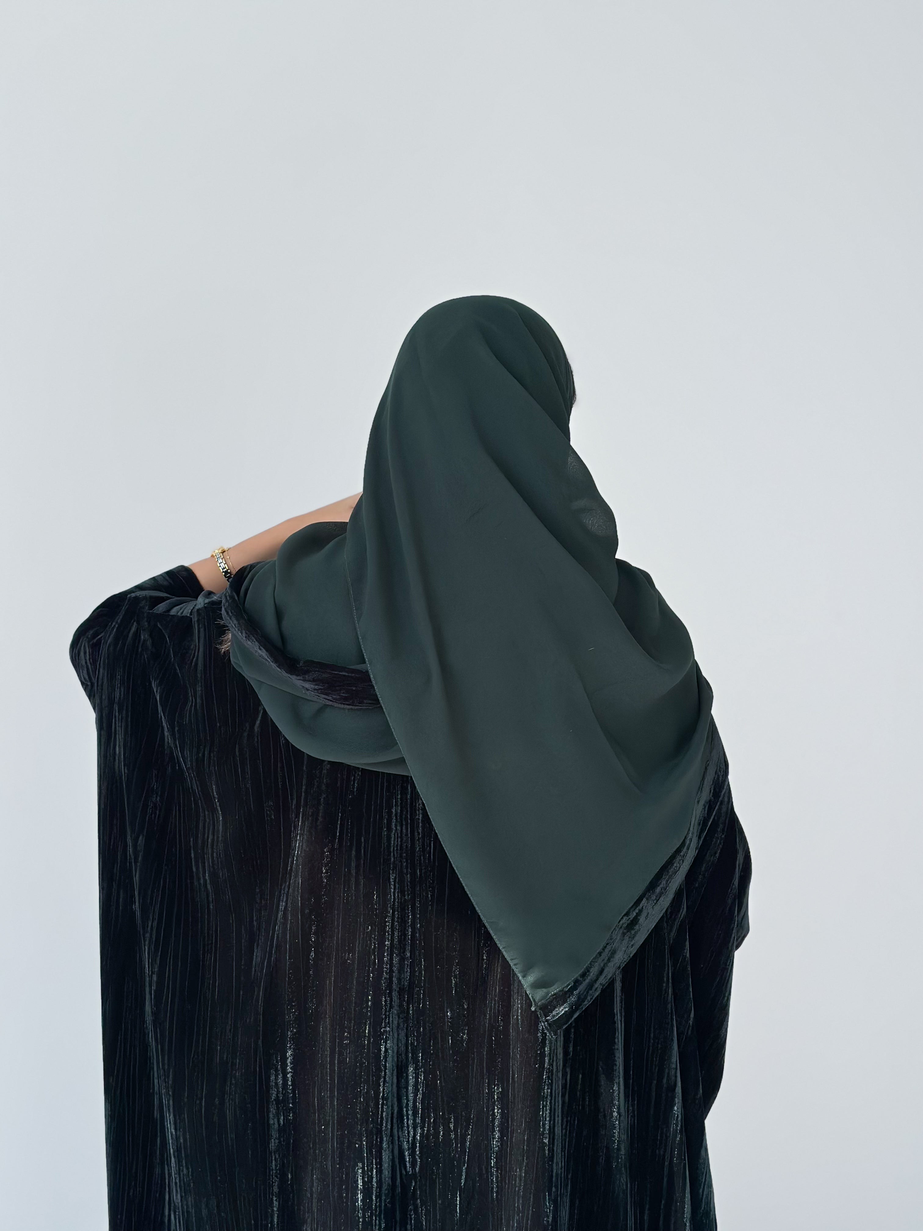 MW1888 - عباية مخمل مع فستان كريب