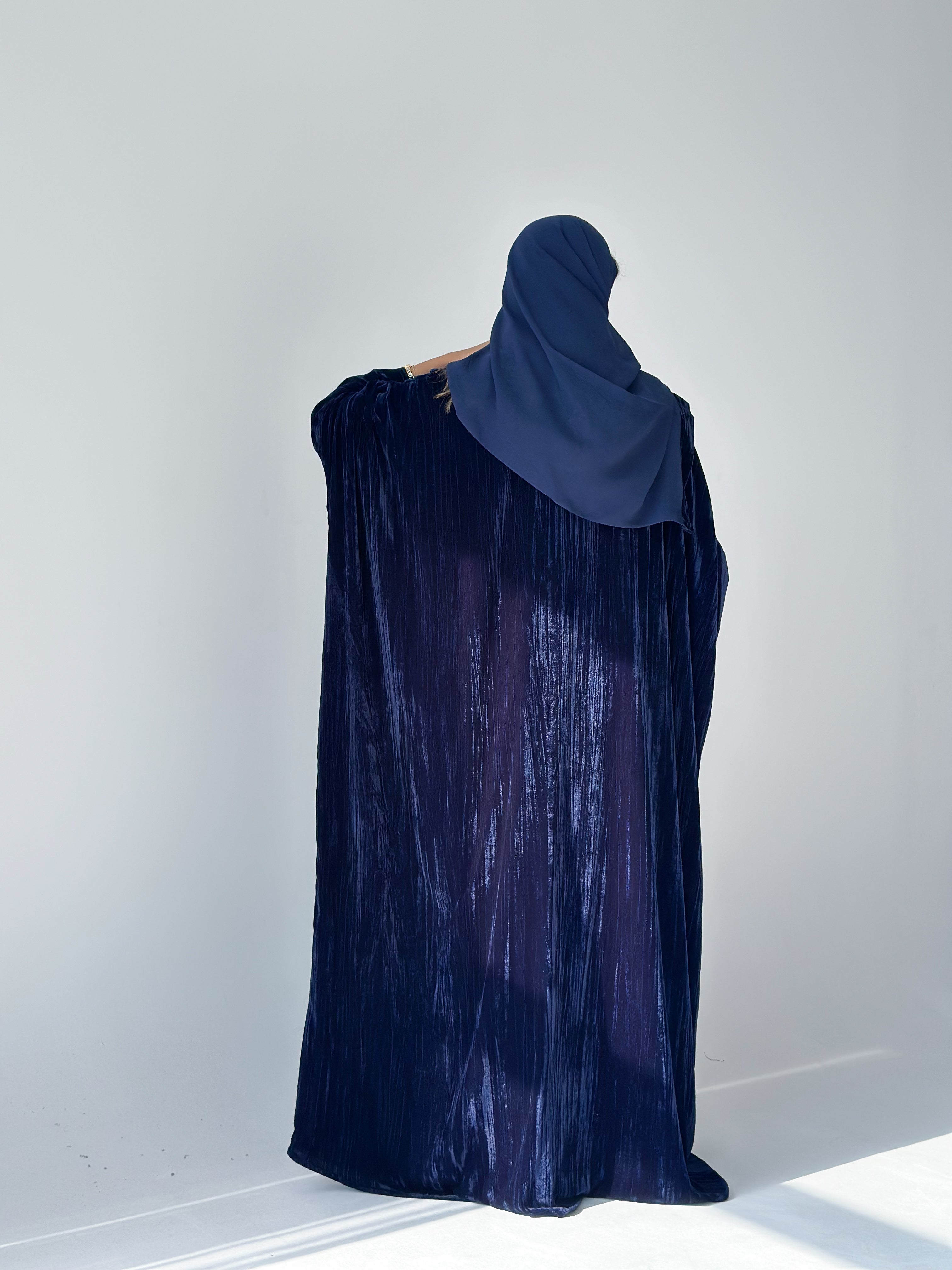 MW1887 - عباية مخمل مع فستان كريب