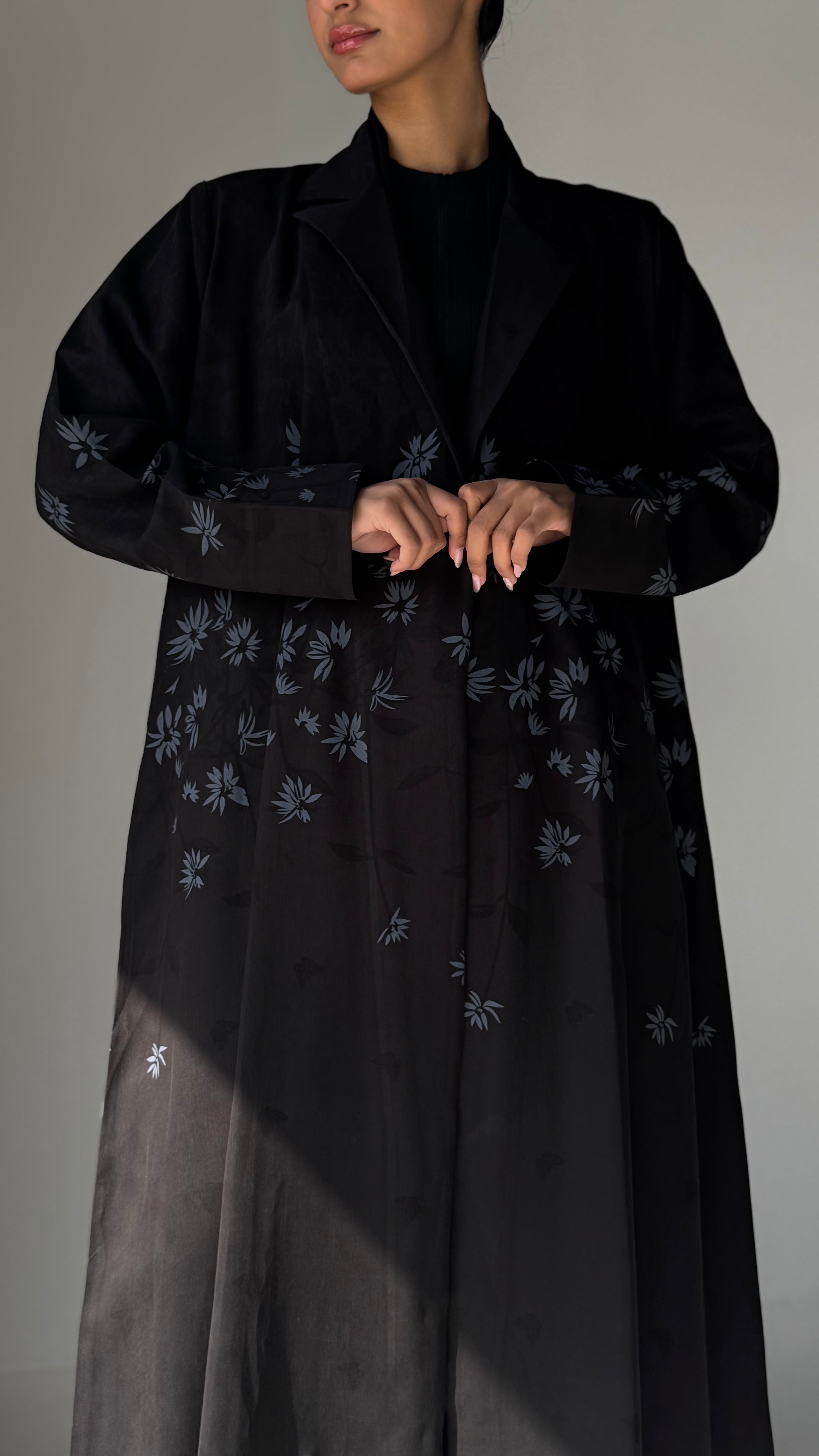 MW1302 - عباية سوداء كريب بورود رمادية | Black Crepe Abaya with Grey Floral D