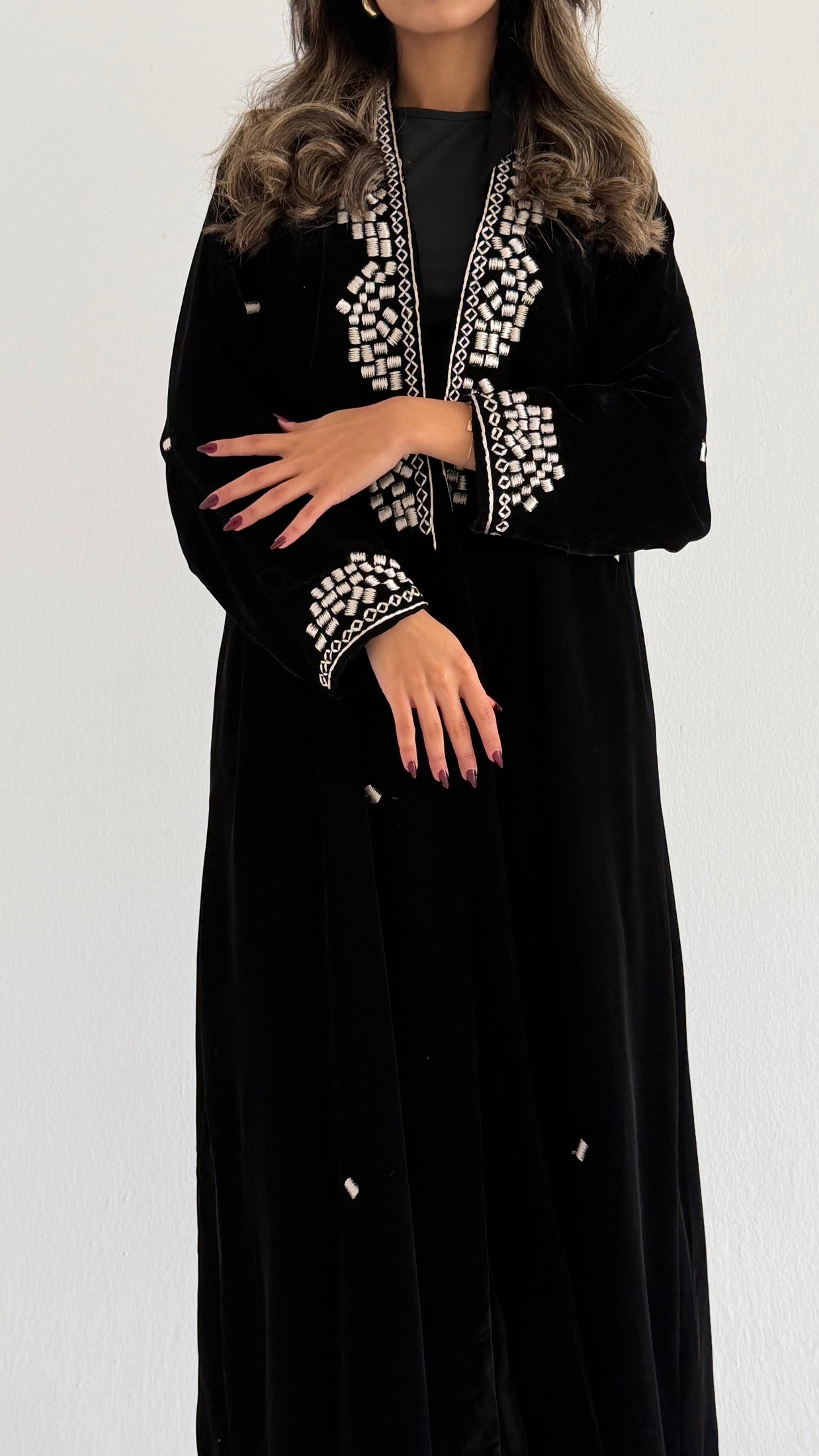 MWT684 - عباية مخمل اسود  تطريز من الامام - Aya