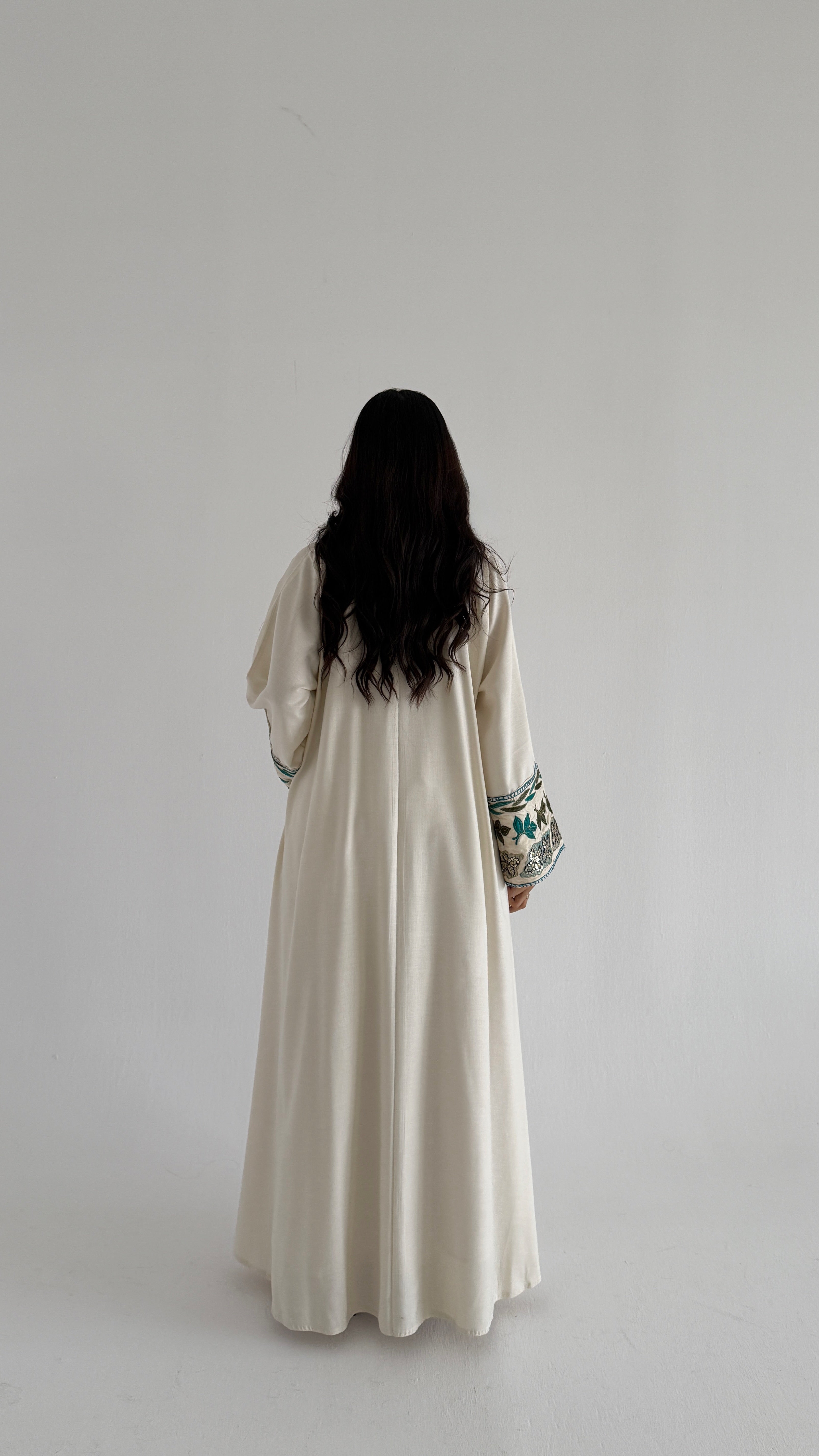 MWT2038 -  عباية لنن مع كلفة تطريز بقيطان زيتية