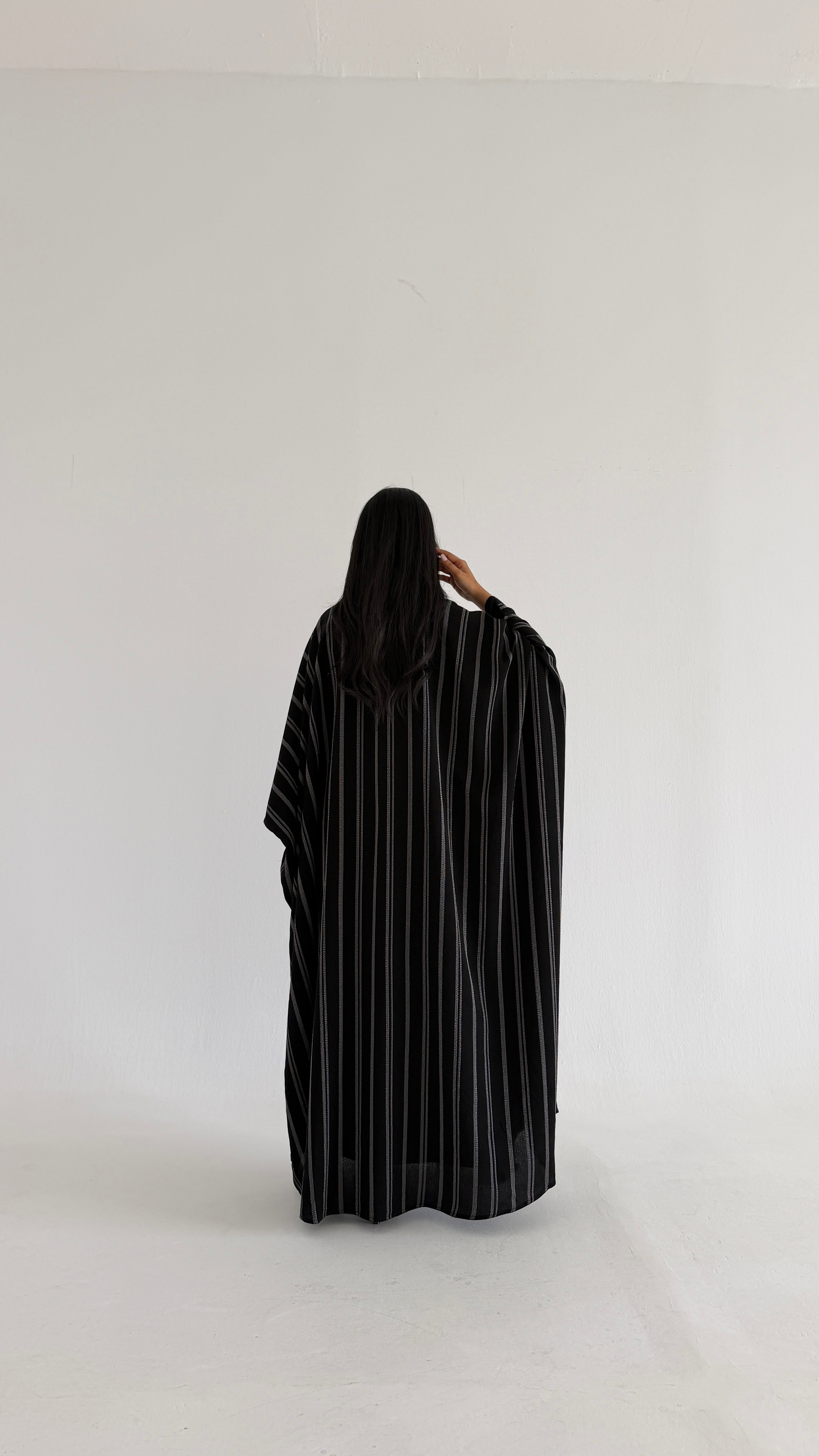 MWT1147 - عباية سوداء بتدخيلة مخطط - Aya