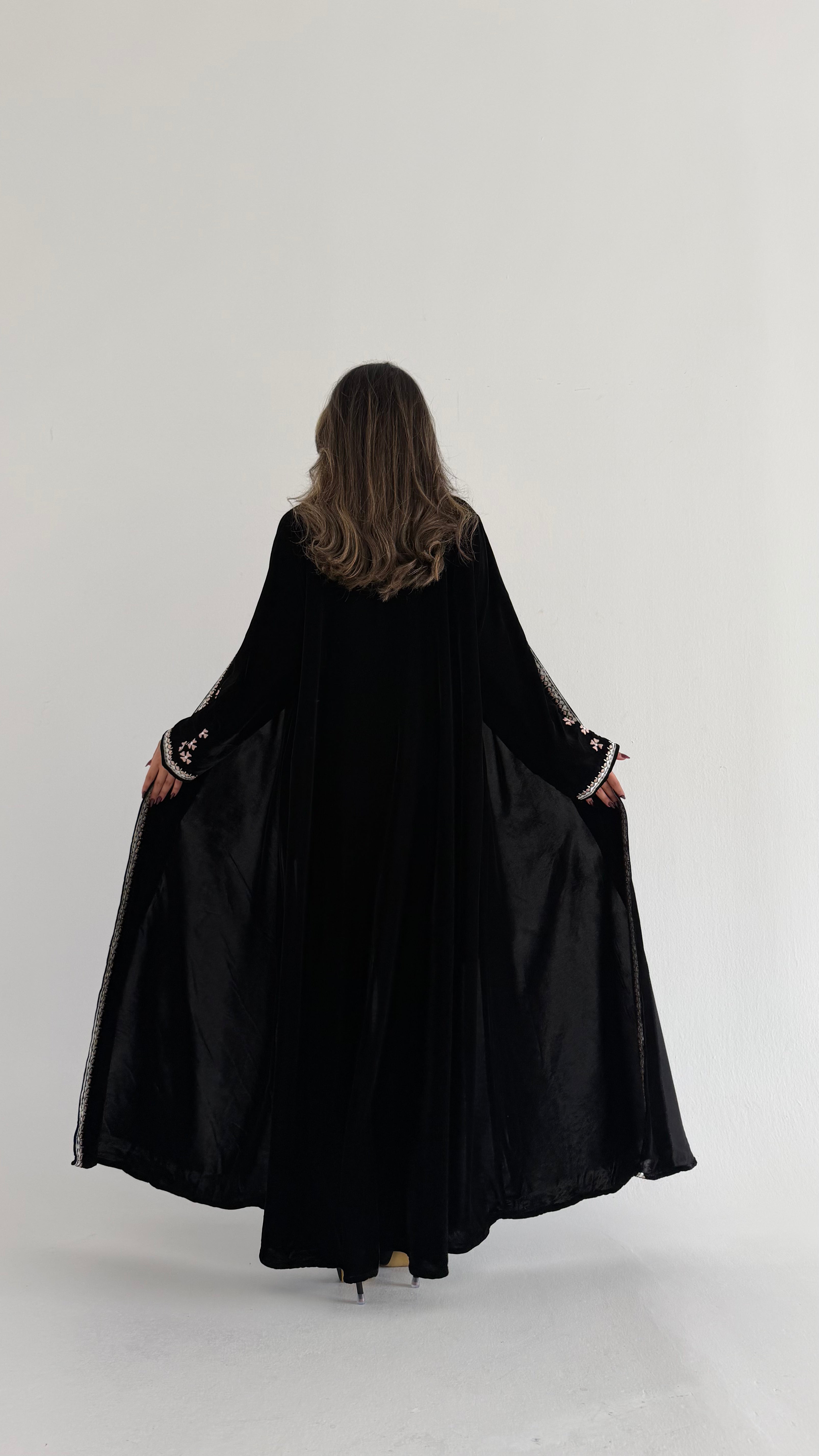 MWT655 - عباية تطريز مخمل اسود - Aya