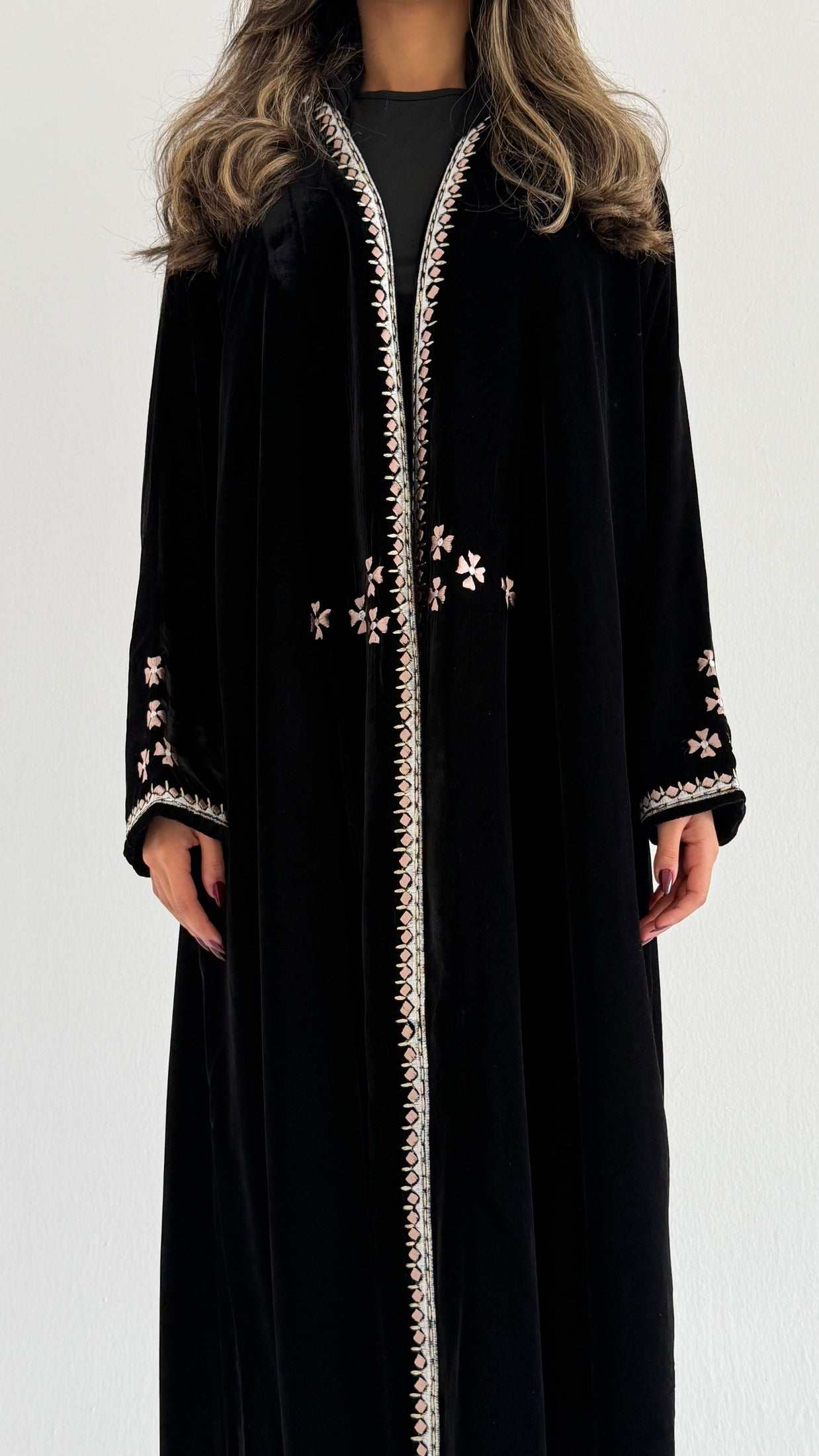 MWT655 - عباية تطريز مخمل اسود - Aya