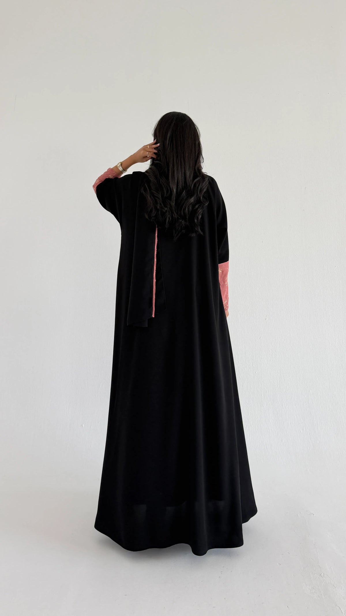 MWT2158 - عباية كريب يومية أسود بقيطان وكلفة