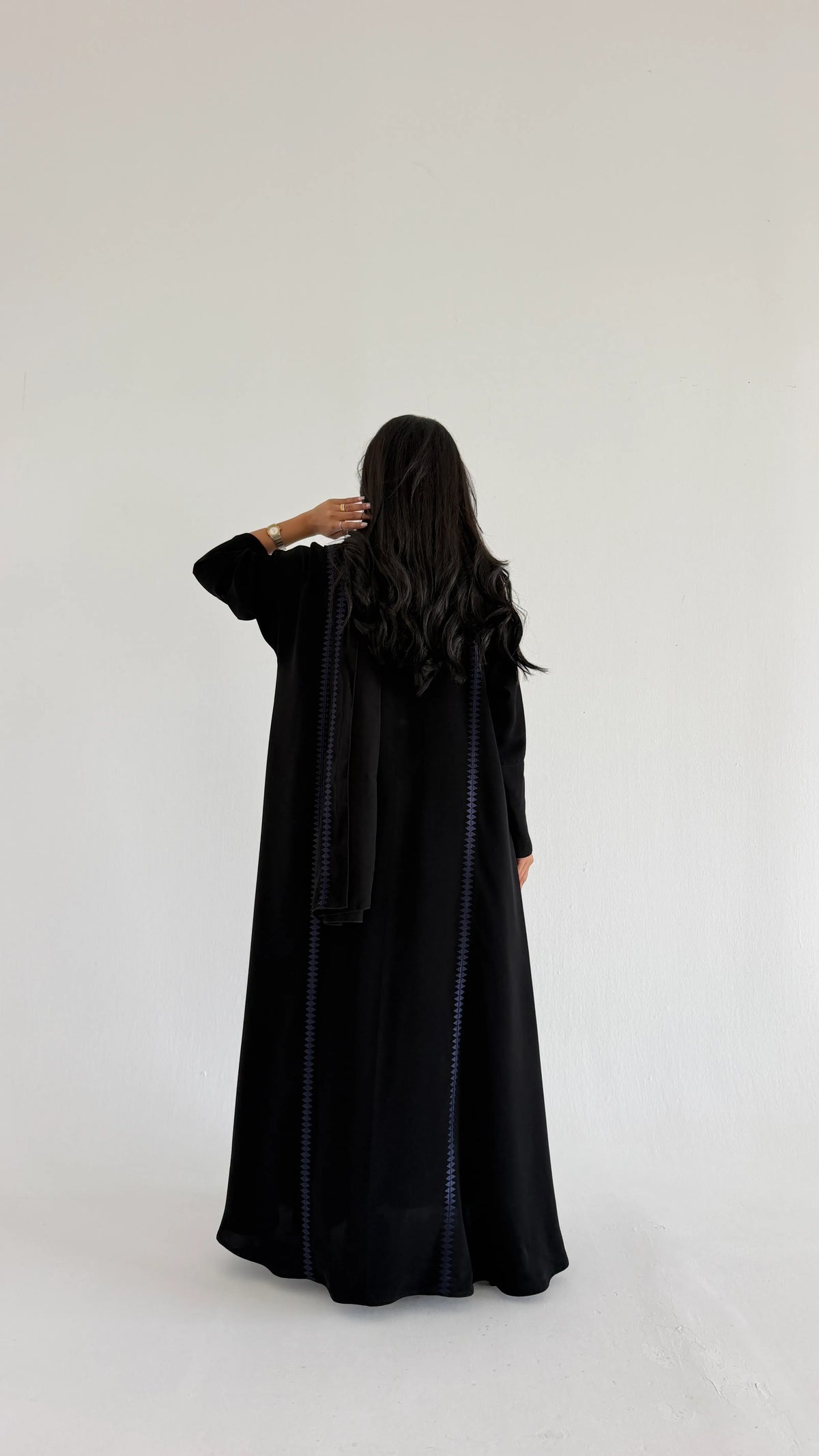 MW426 - عباية سوادء مطرزة - Aya