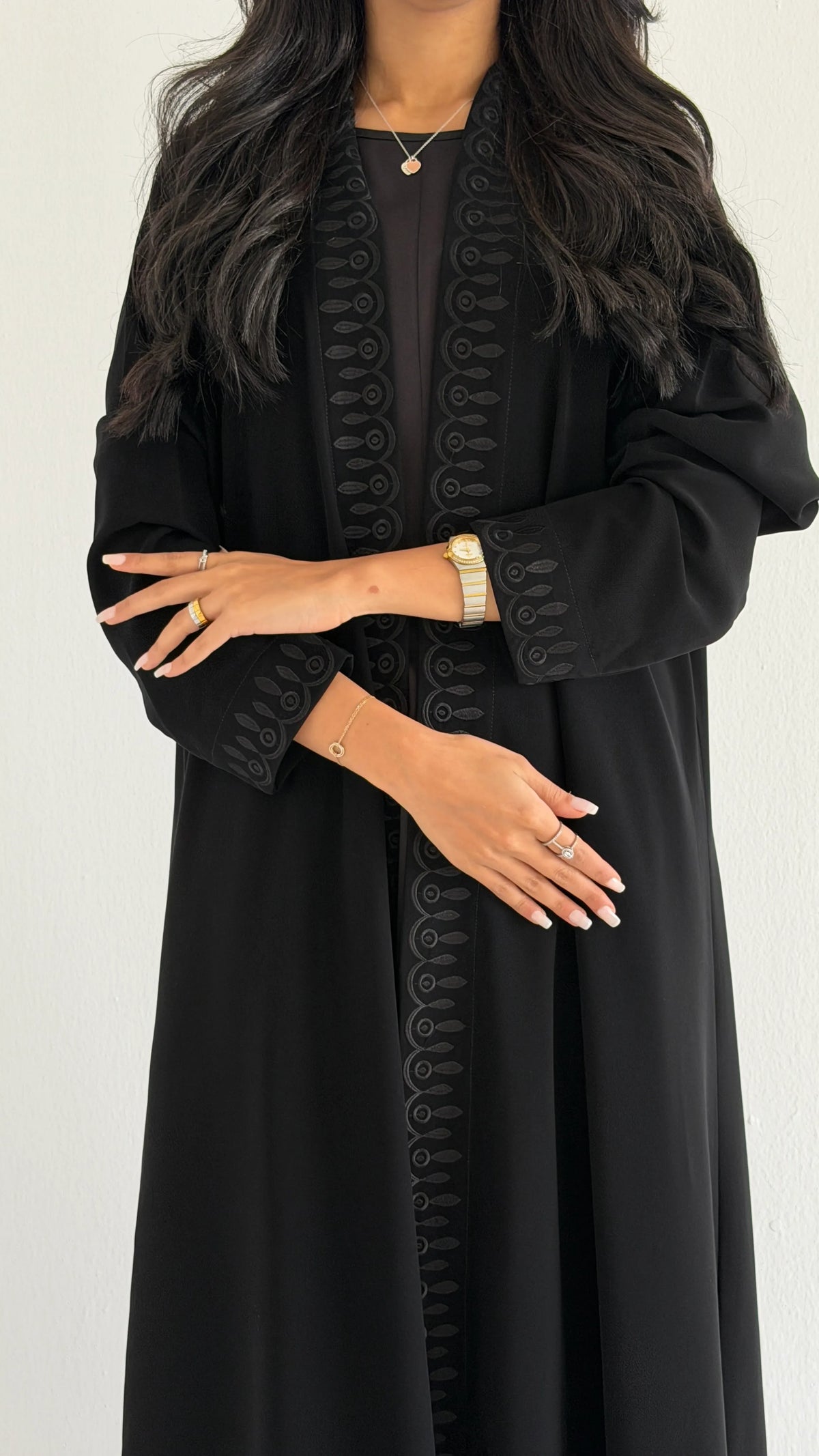 MW427 - عباية سوداء مطرزة - Aya