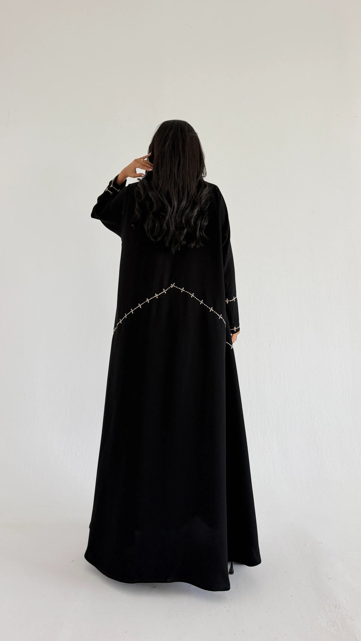MW425 - عباية سوداء مطرزة - Aya