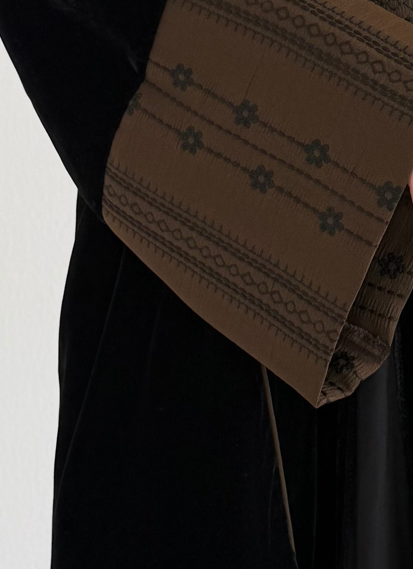 MW1841 - عباية مخمل مع اضافة تدخيلة الجاكار المطرز ليمنحك اطلالة راقية وعصرية - Aya