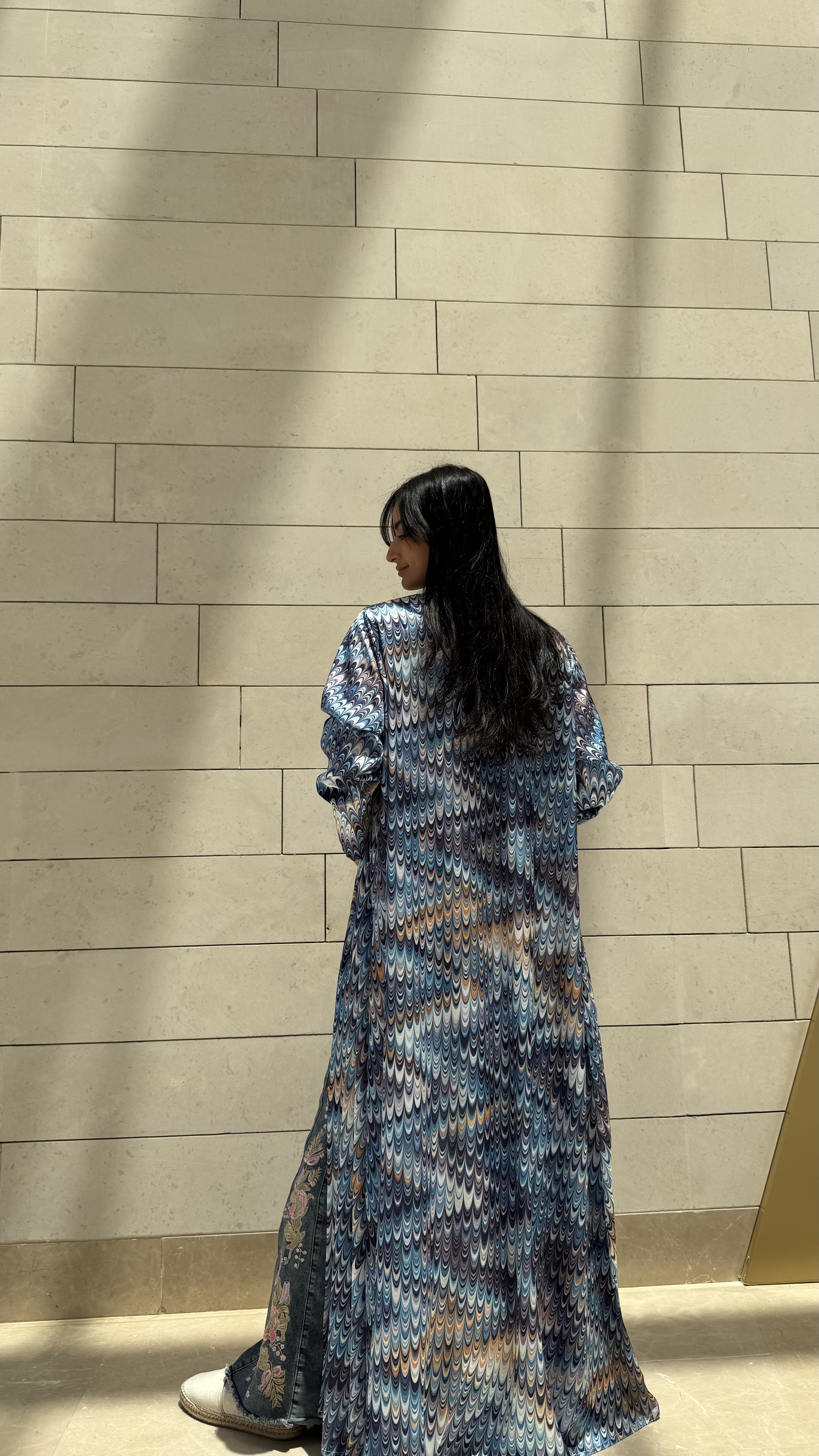 MW1558 -  عباية حرير طباعة دوائر زرقاء | Printed silk blue abaya - Aya