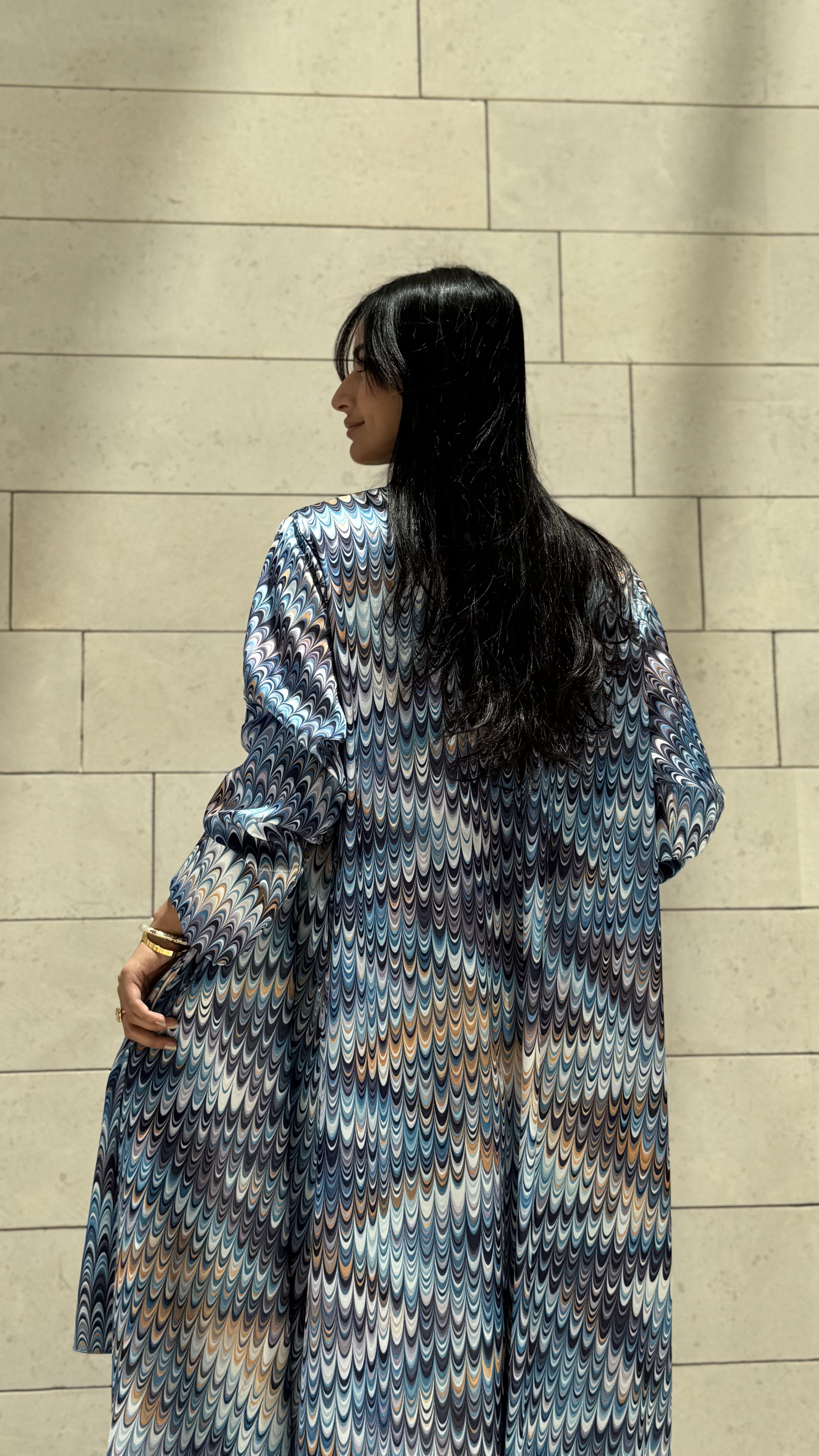 MW1558 -  عباية حرير طباعة دوائر زرقاء | Printed silk blue abaya - Aya