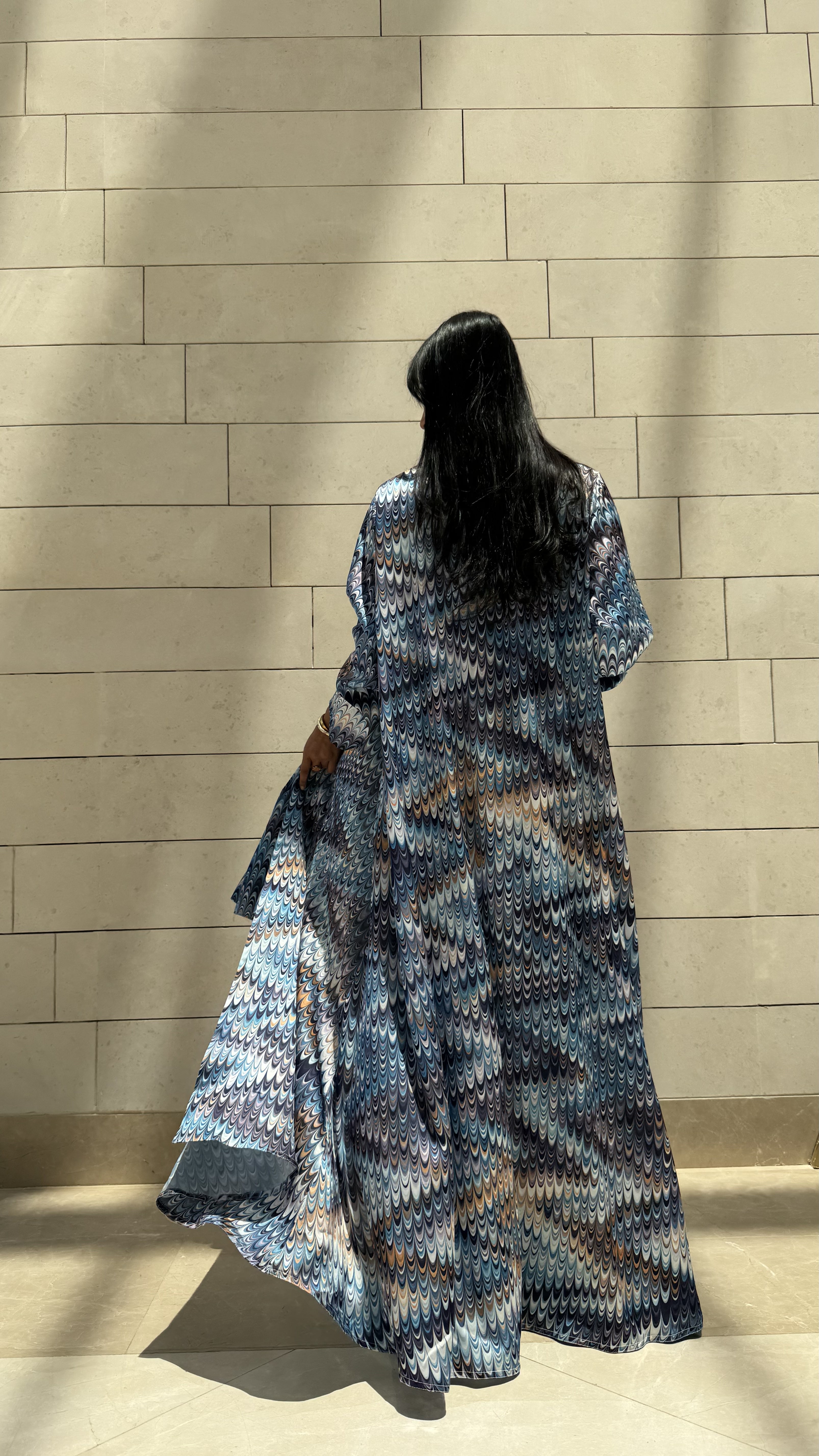 MW1558 -  عباية حرير طباعة دوائر زرقاء | Printed silk blue abaya - Aya