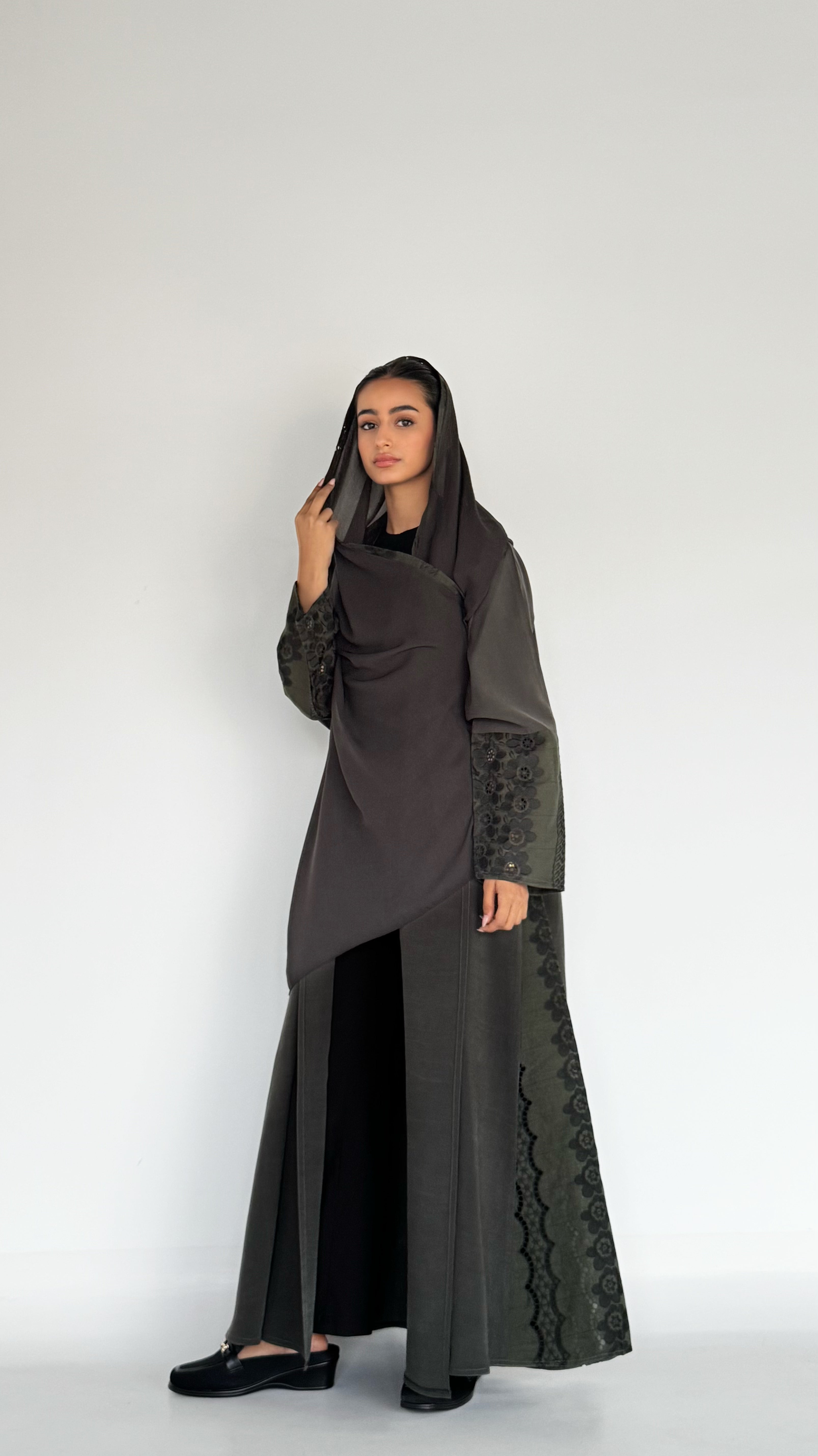 MWT462 - عباية ركامة زيتي