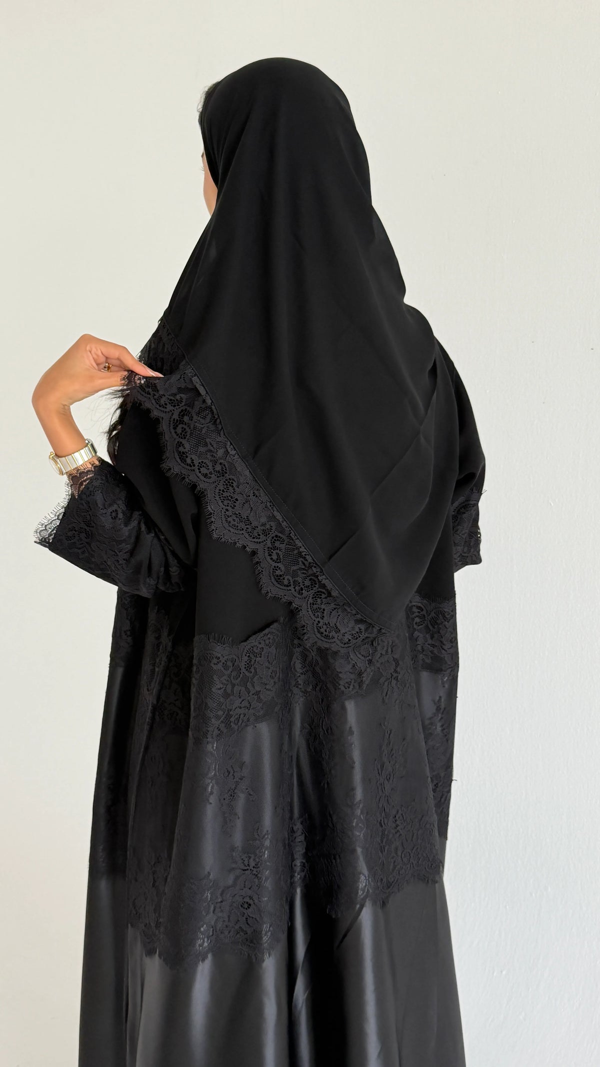 MW456  -  عباية سوداء واقفة رسمية بتدخيلة دانتيل