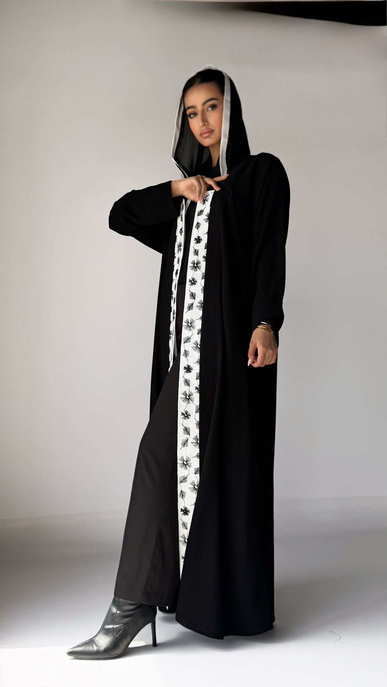 MWT464 - عباية سوداء بتدخيله بيضاء - Aya