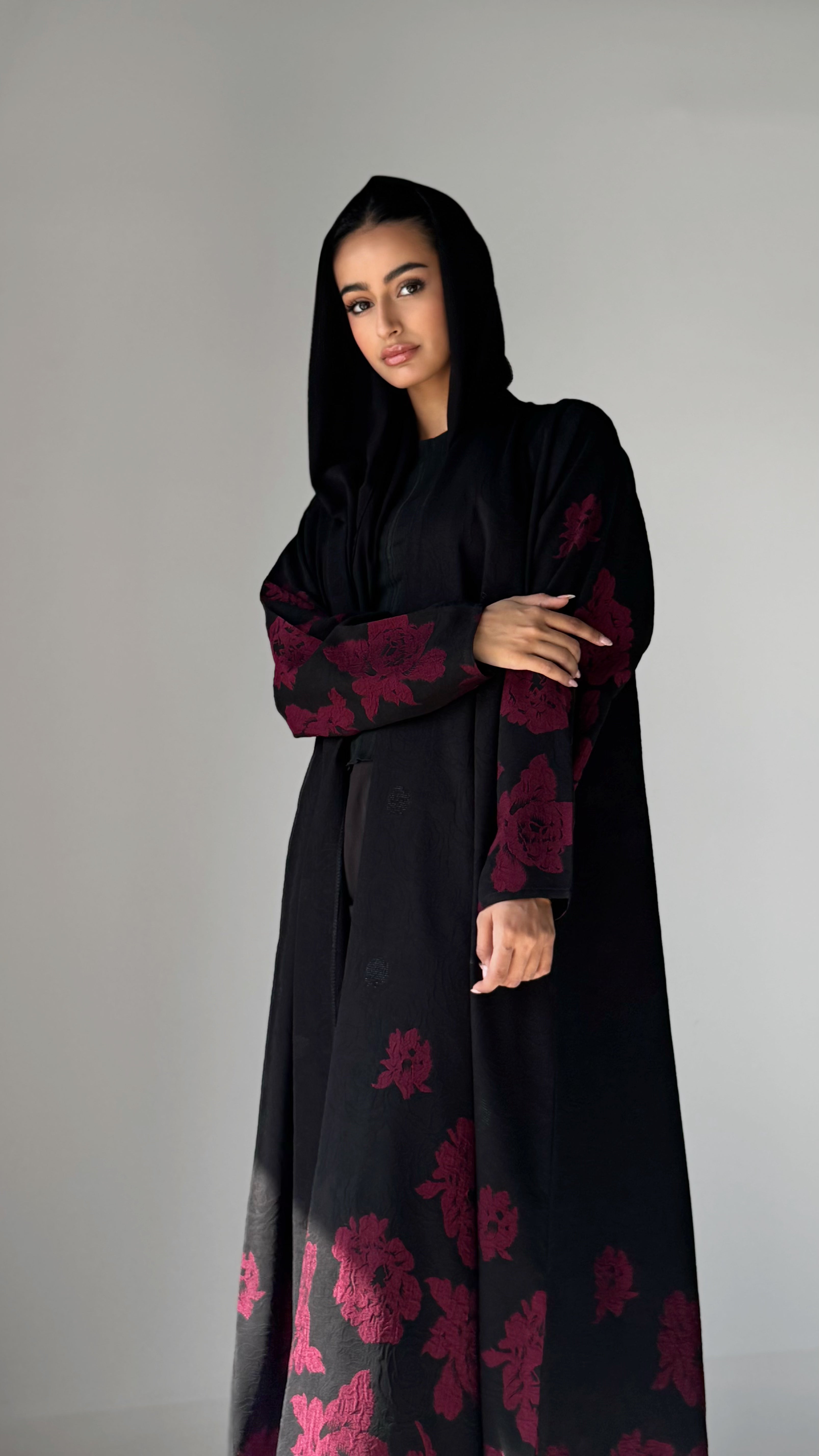 MW1700 - عباية سوداء مطرزة بالورد من الاسفل والاكمام - Aya