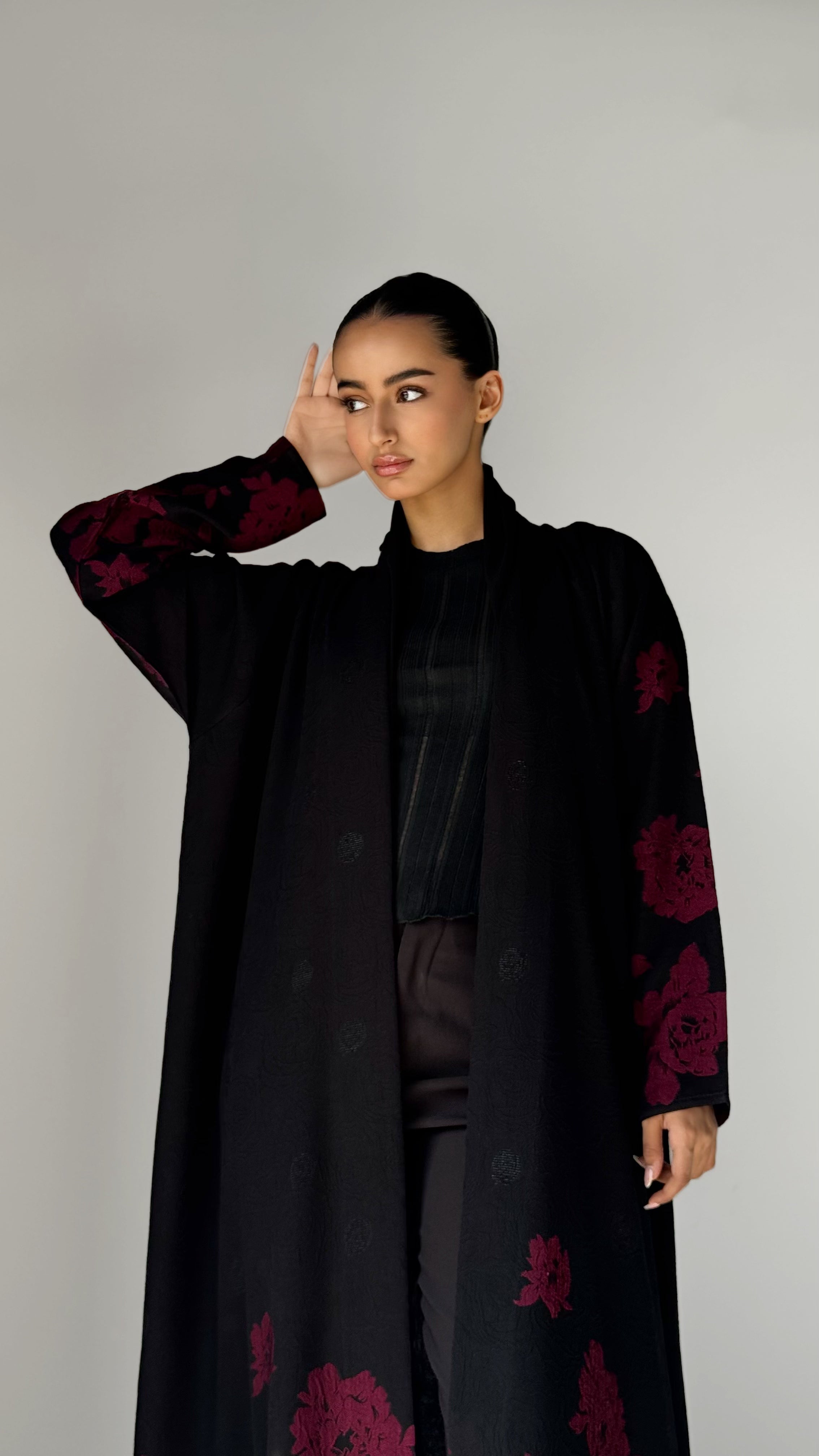 MW1700 - عباية سوداء مطرزة بالورد من الاسفل والاكمام - Aya