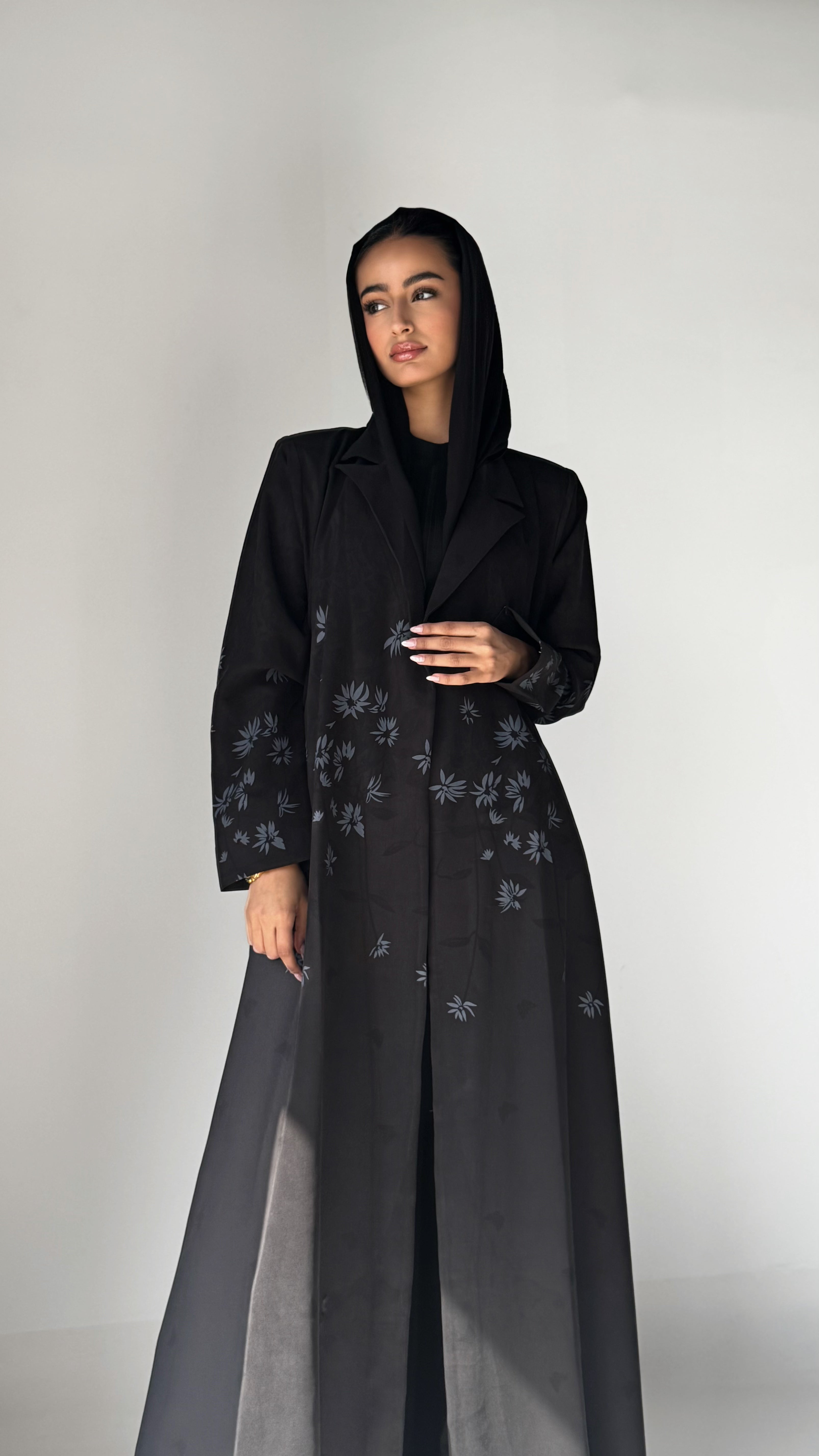 MW1302 - عباية سوداء كريب بورود رمادية | Black Crepe Abaya with Grey Floral D