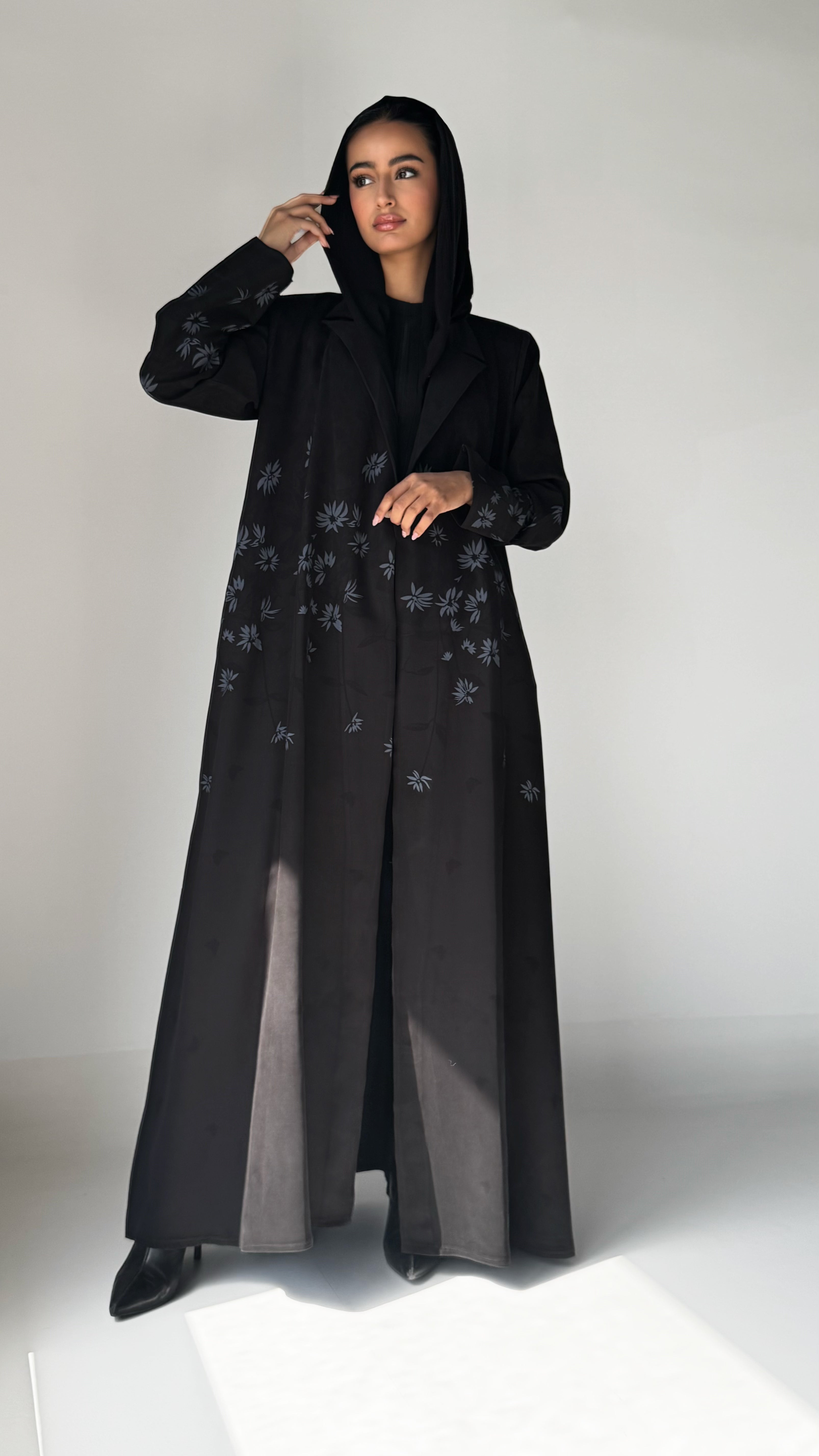 MW1302 - عباية سوداء كريب بورود رمادية | Black Crepe Abaya with Grey Floral D