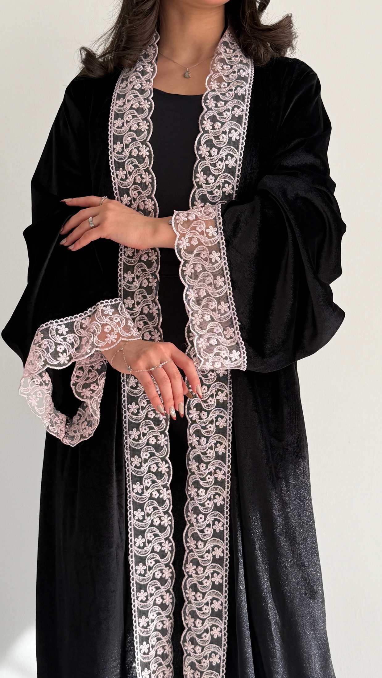 MW1812 - عباية مخمل بتدخيلة دانتيل - Aya