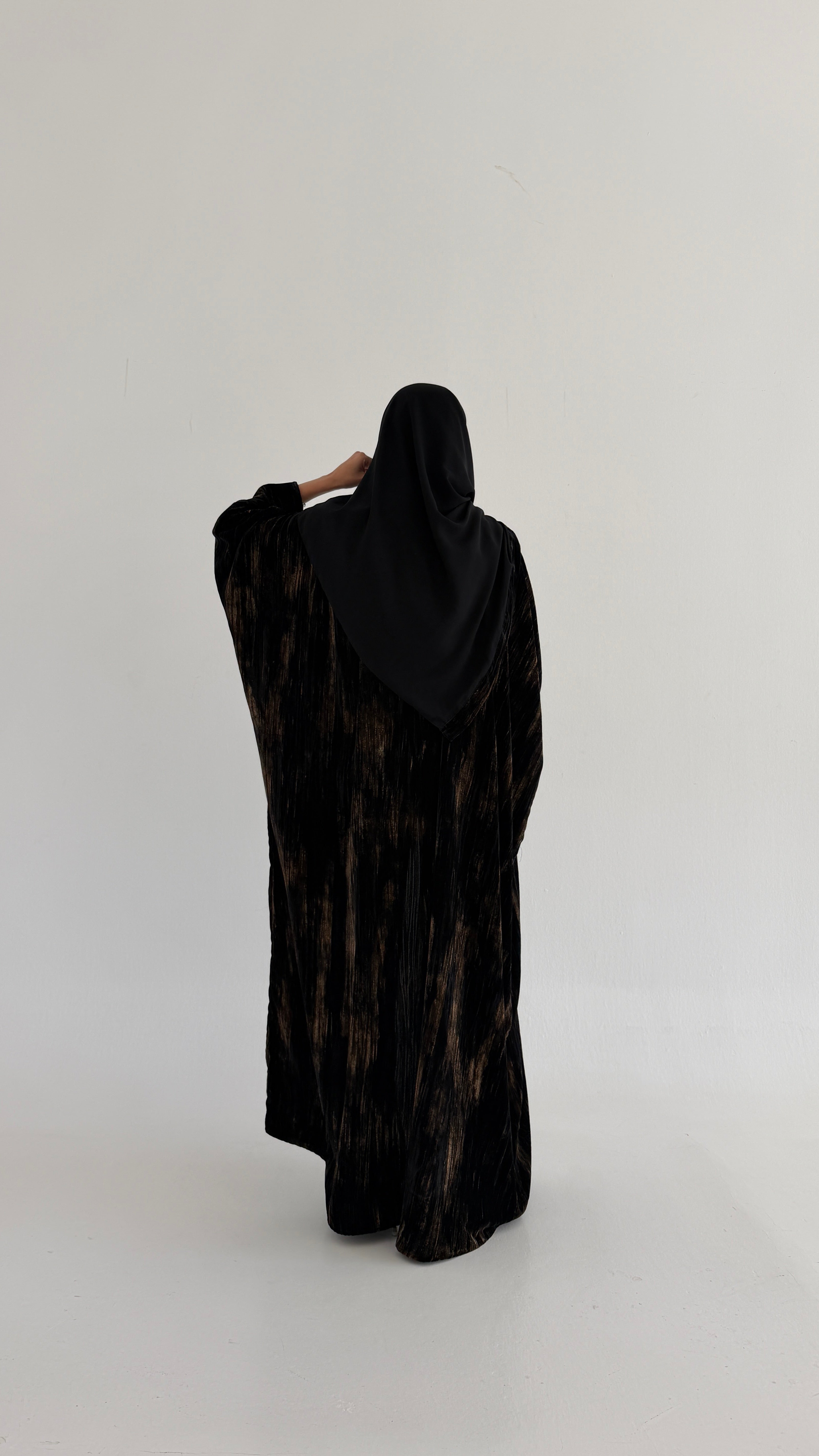 MW2010 - عباية مخمل مع فستان كريب - Aya