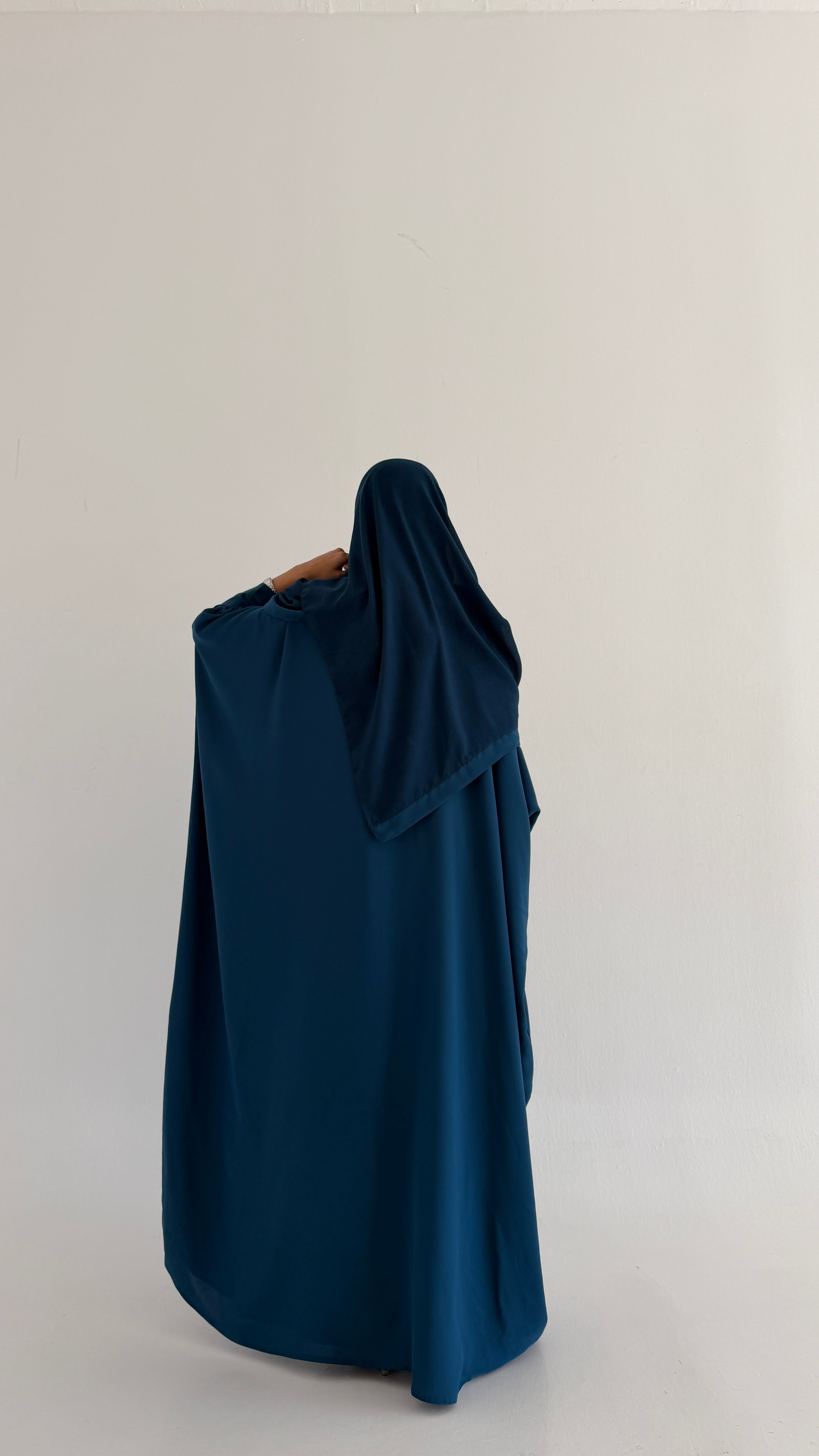 MW2011 - عباية كريب مع فستان كريب - Aya