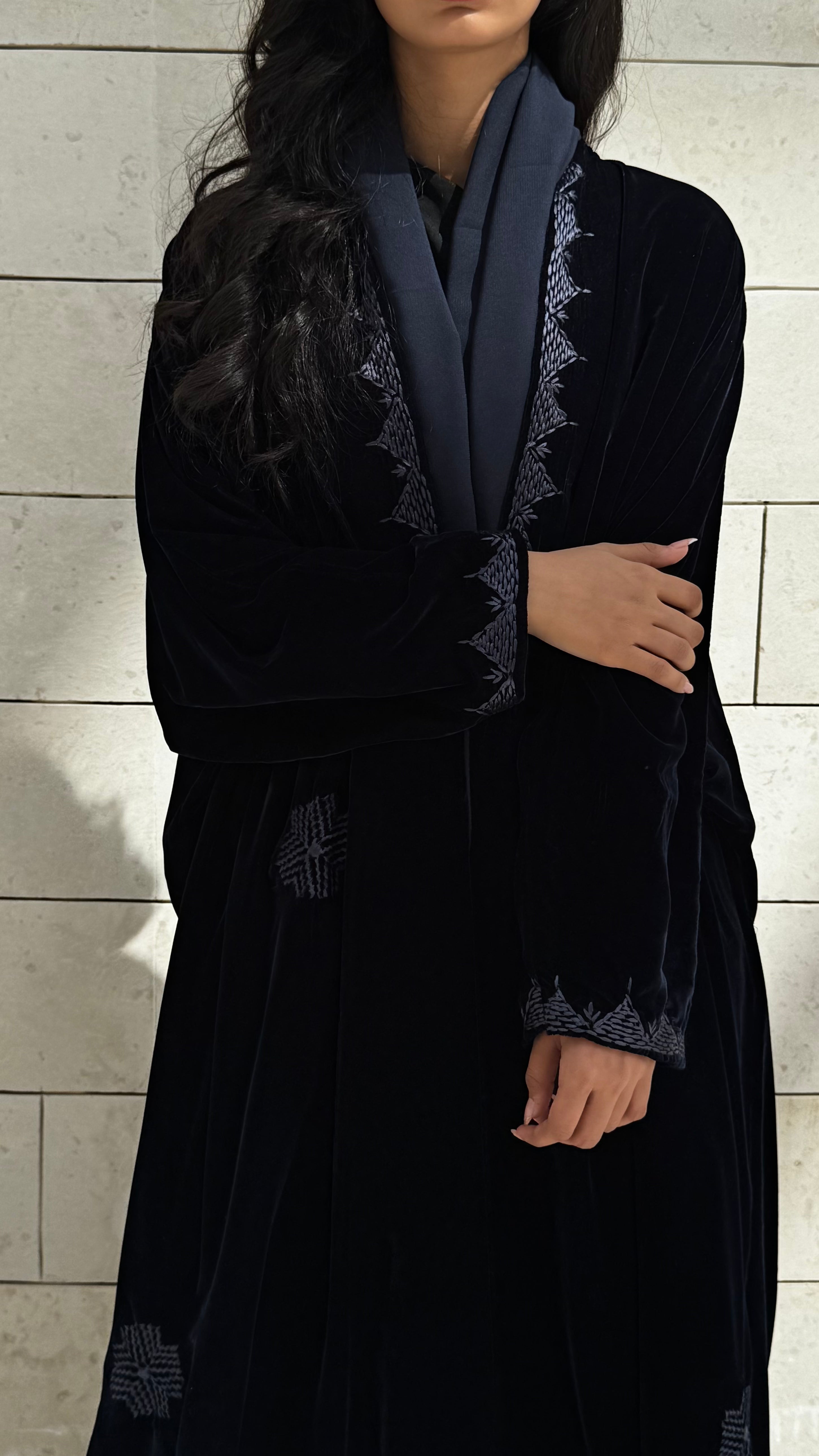 MWT654 - عباية مخمل تطريز كحلي - Aya