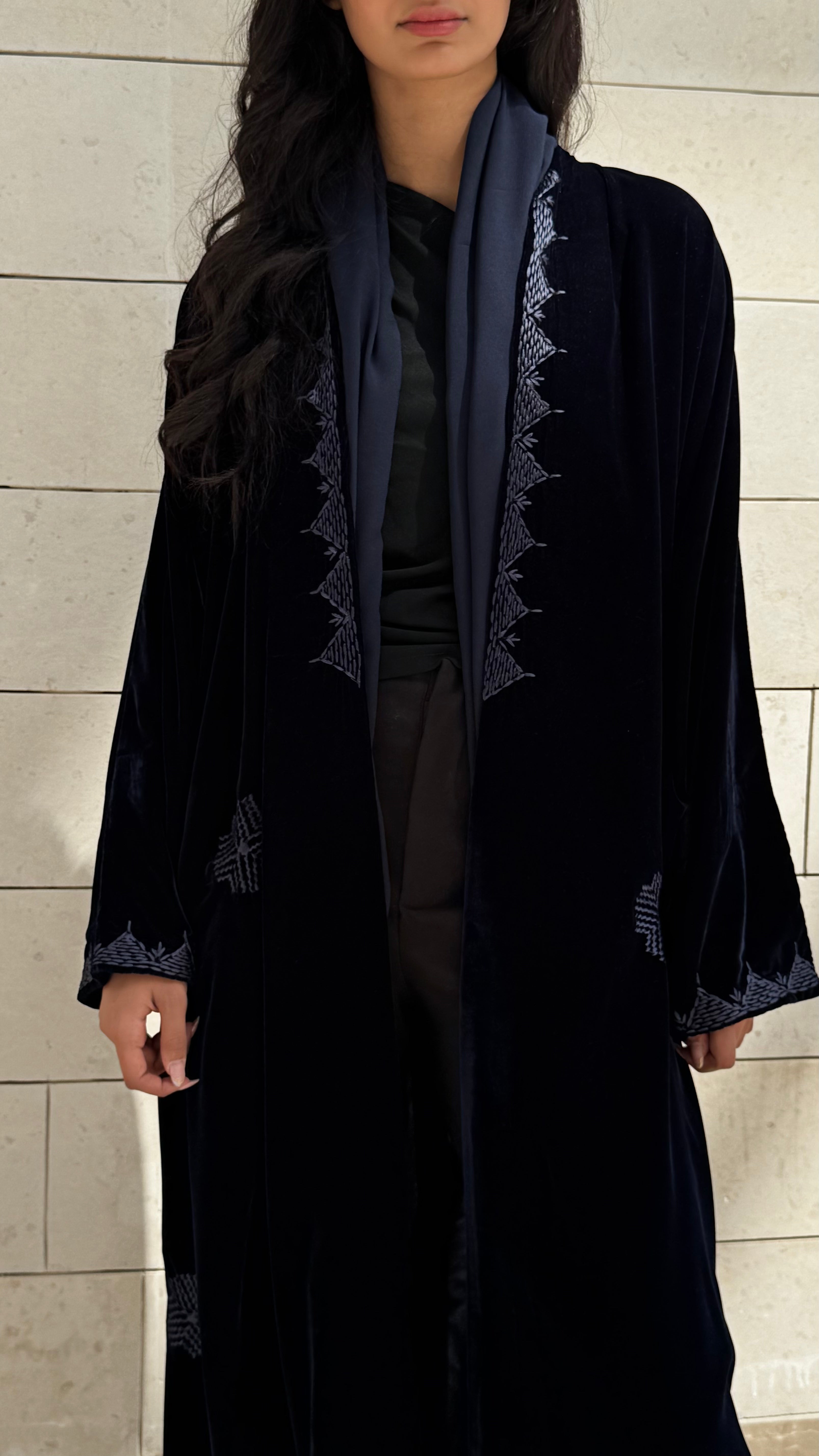 MWT654 - عباية مخمل تطريز كحلي - Aya