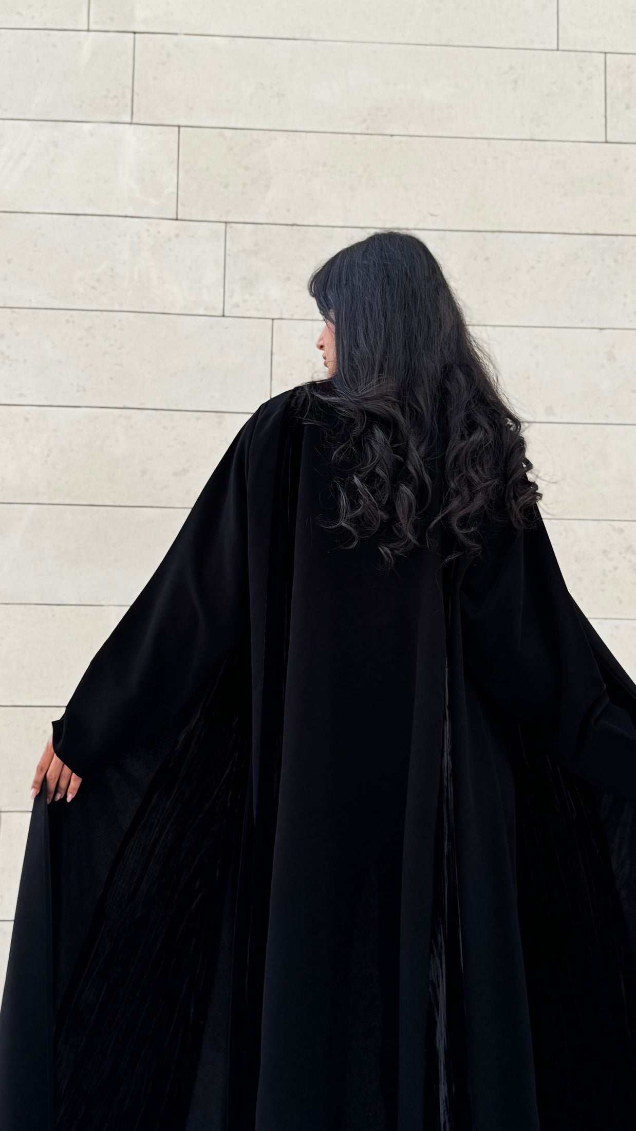 MWT665 - عباية اسود مع دخيلة مخمل - Aya